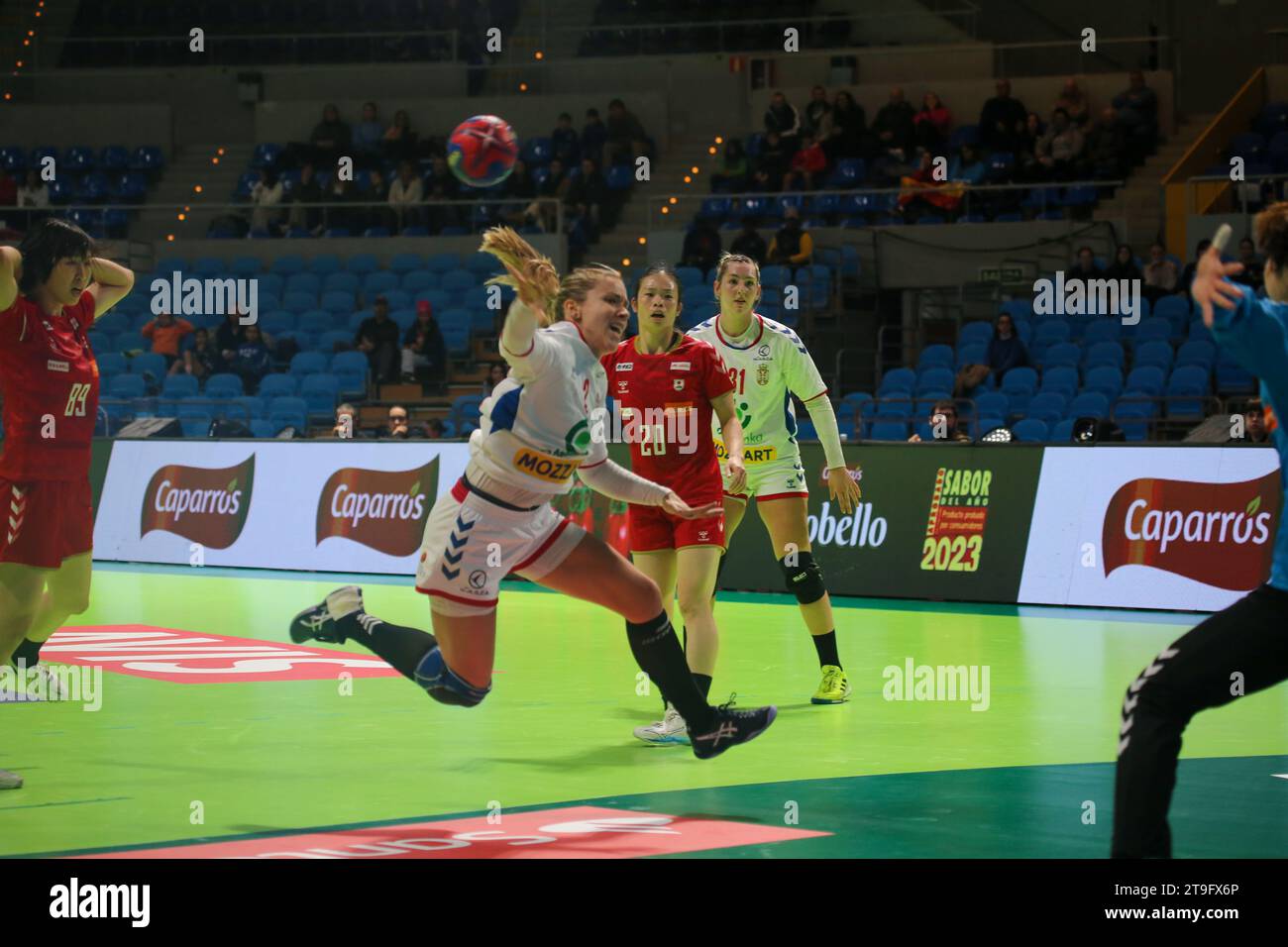 Santander, Spagna, 25 novembre 2023: La calciatrice serba Jovana Jovovic (22) tira in porta durante la seconda giornata del Torneo Internazionale femminile spagnolo 2023 tra Serbia e Giappone, il 25 novembre 2023, al Palacio de los Deportes di Santander, in Spagna. Credito: Alberto Brevers / Alamy Live News. Foto Stock