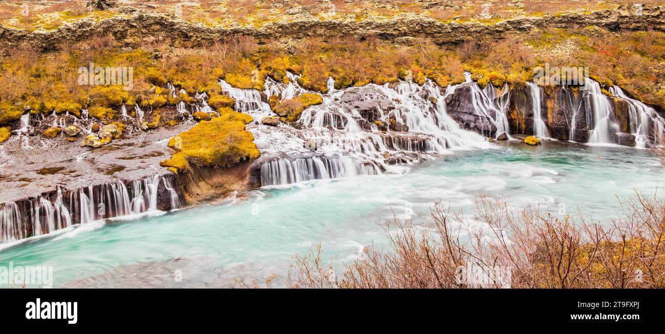La cascata di Hraunfossar in autunno è una serie di cascate formate da rivuletti che scorrono su una distanza di circa 900 metri in Islanda, una visita da non perdere. Foto Stock