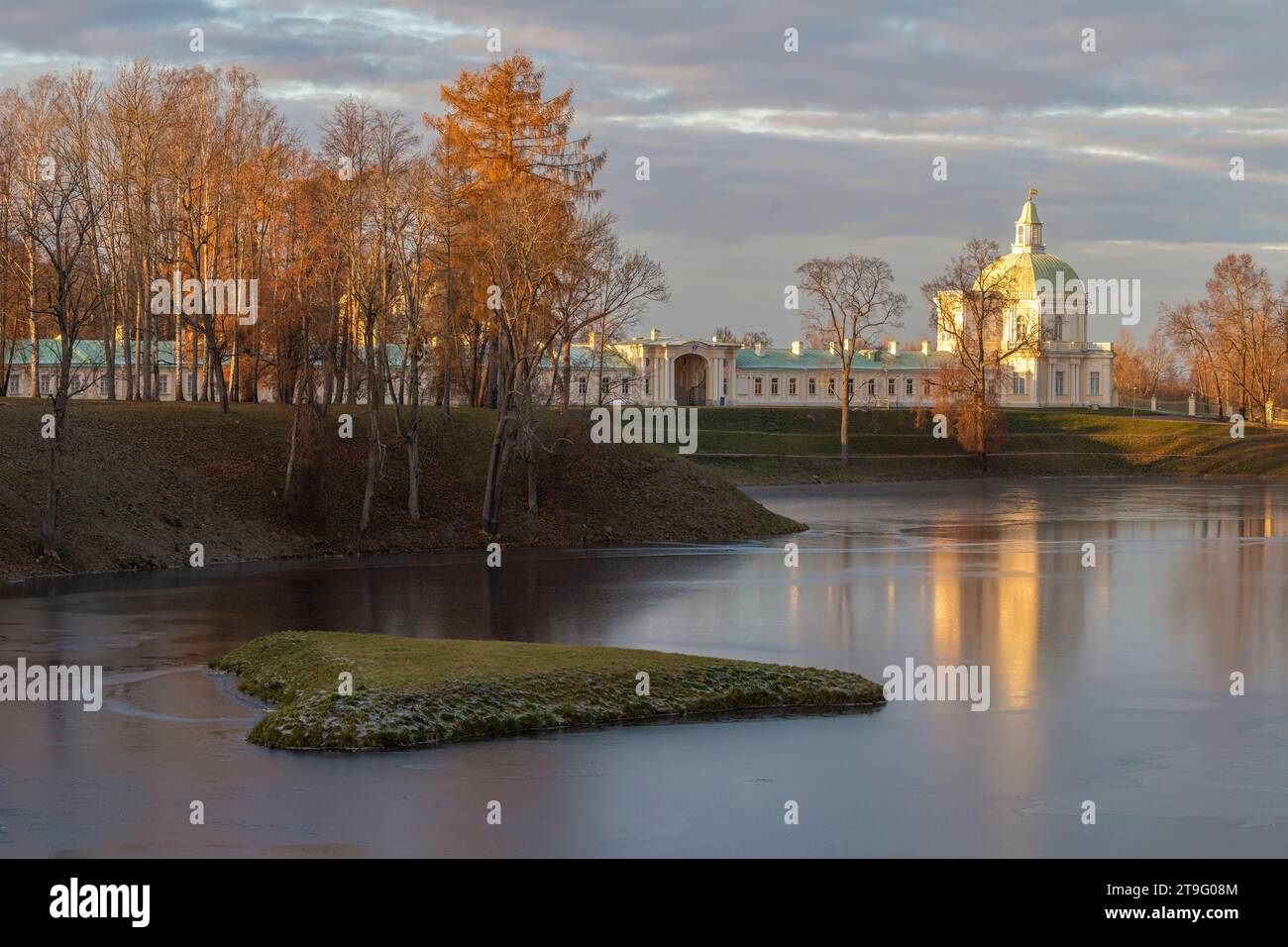 Serata di novembre al grande Palazzo Menshikov. Oranienbaum, periferia di San Pietroburgo. Russia Foto Stock