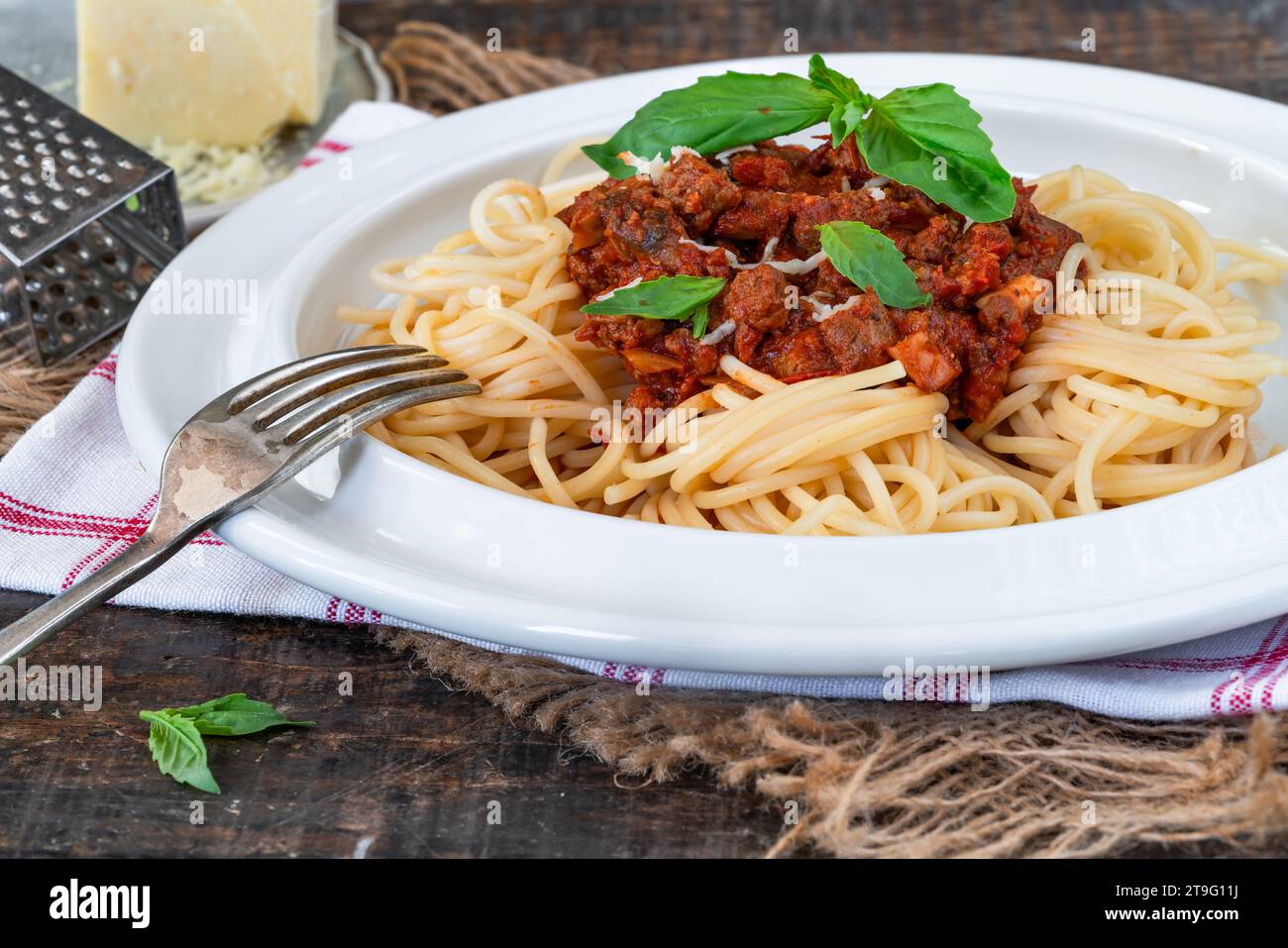 Spaghetti vegetariani senza carne alla bolognese con macina di corna Foto Stock