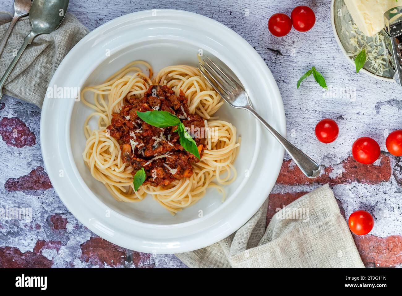 Spaghetti vegetariani senza carne alla bolognese con macina di corna Foto Stock