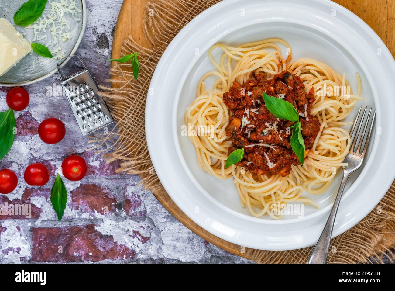 Spaghetti vegetariani senza carne alla bolognese con macina di corna Foto Stock