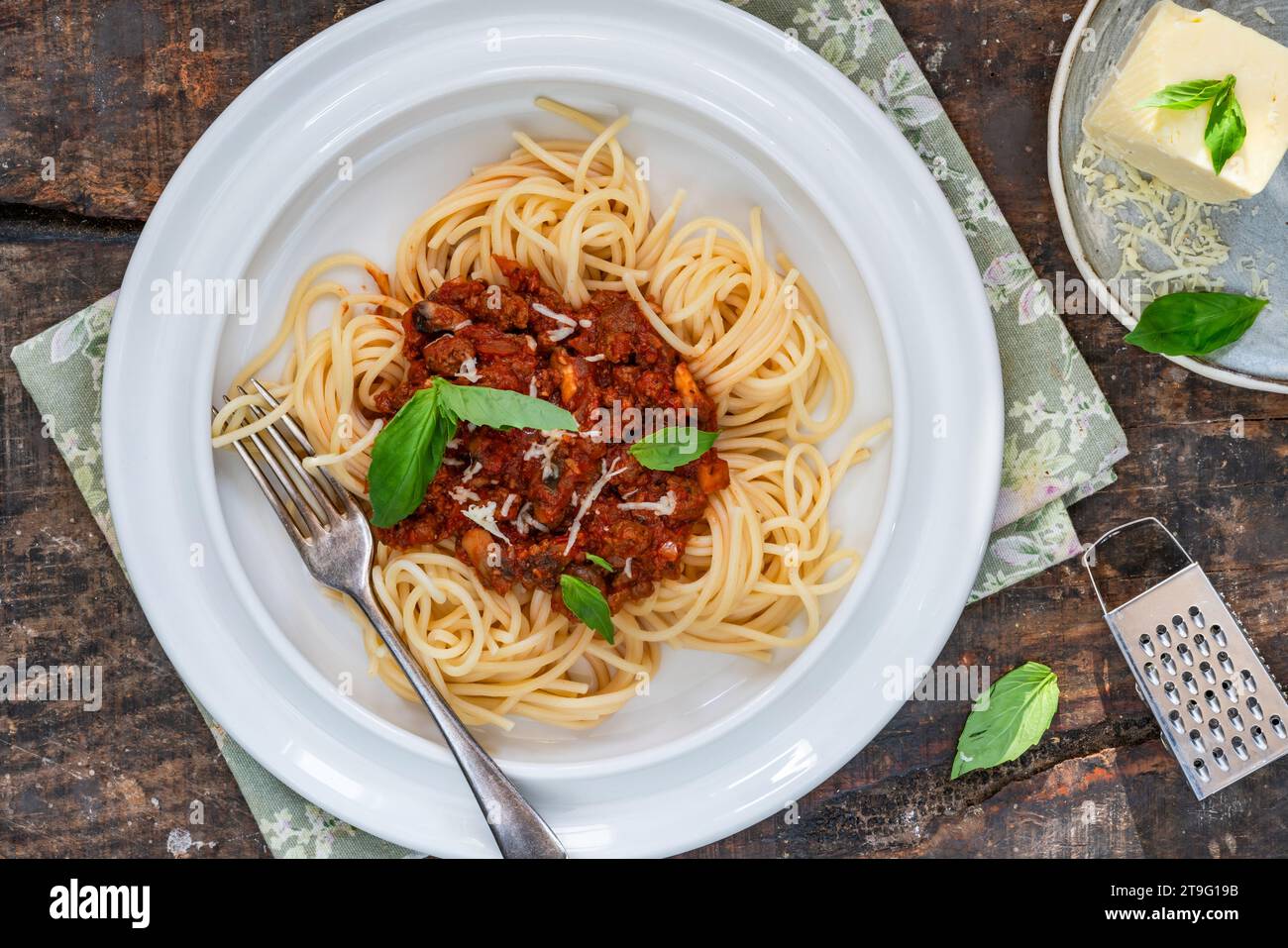 Spaghetti vegetariani senza carne alla bolognese con macina di corna Foto Stock