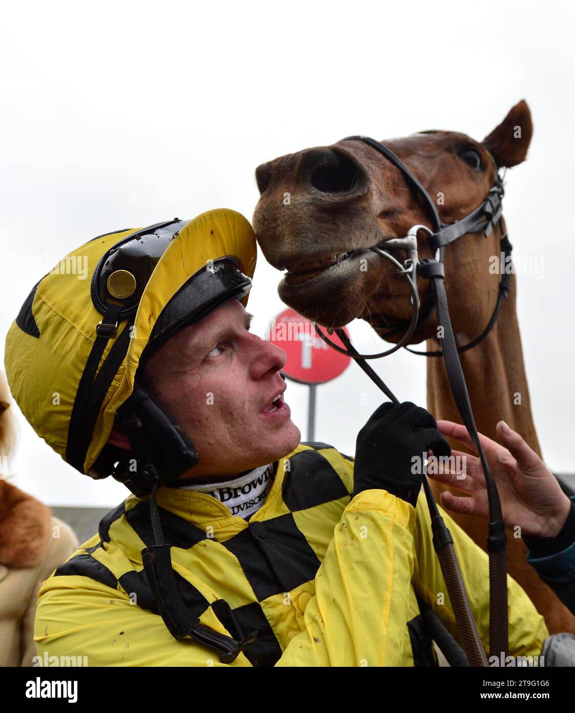 Jockey Paul Townend celebra la vittoria dell'Unibet Morgiana hurdle con Horse State Man durante il primo giorno del Punchestown Winter Festival all'ippodromo di Punchestown. Data immagine: Sabato 25 novembre 2023. Foto Stock