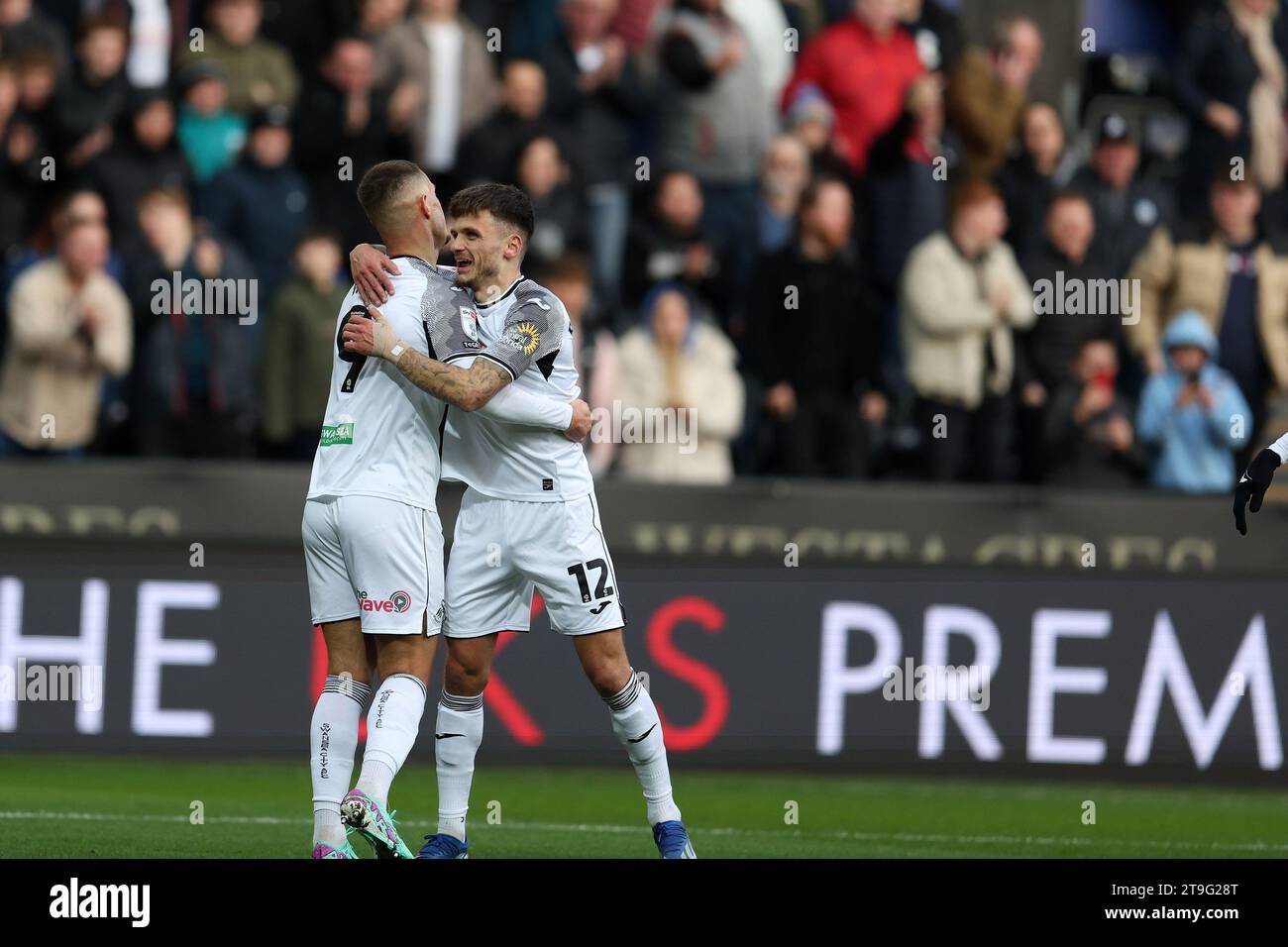 Swansea, Regno Unito. 25 novembre 2023. Jerry Yates di Swansea City (l) festeggia con Jamie Paterson di Swansea City (r) dopo aver segnato il secondo gol della sua squadra. Partita di campionato EFL Skybet, Swansea City contro Hull City allo Stadio Swansea.com di Swansea, Galles, sabato 25 novembre 2023. Questa immagine può essere utilizzata solo per scopi editoriali. Solo per uso editoriale, foto di Andrew Orchard/Andrew Orchard fotografia sportiva/Alamy Live news credito: Andrew Orchard fotografia sportiva/Alamy Live News Foto Stock