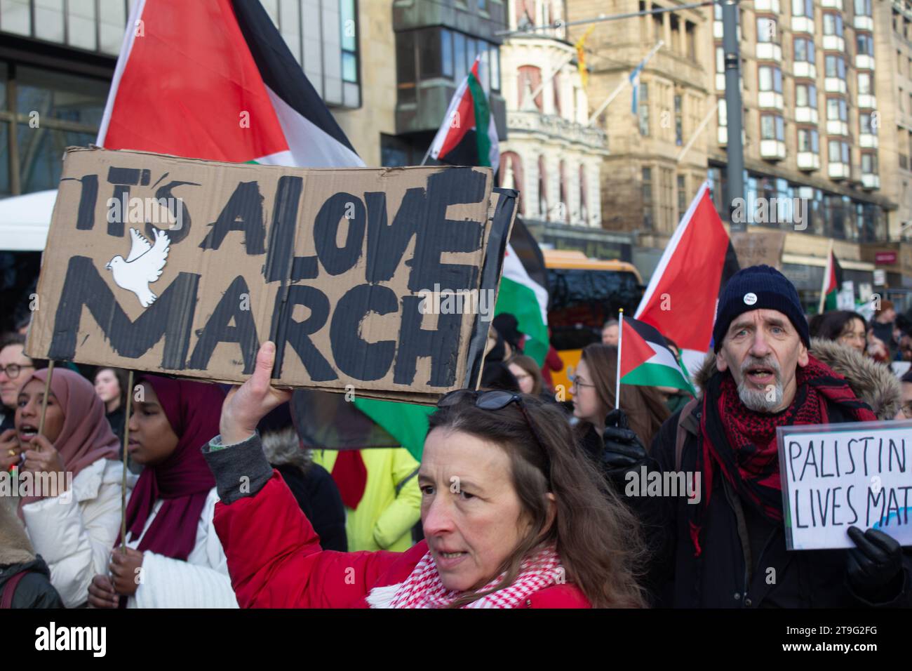 Migliaia di persone marciano attraverso la città, chiedendo la fine degli attacchi israeliani alla Palestina. Crediti: Fionnuala Carter/Alamy Live News Foto Stock