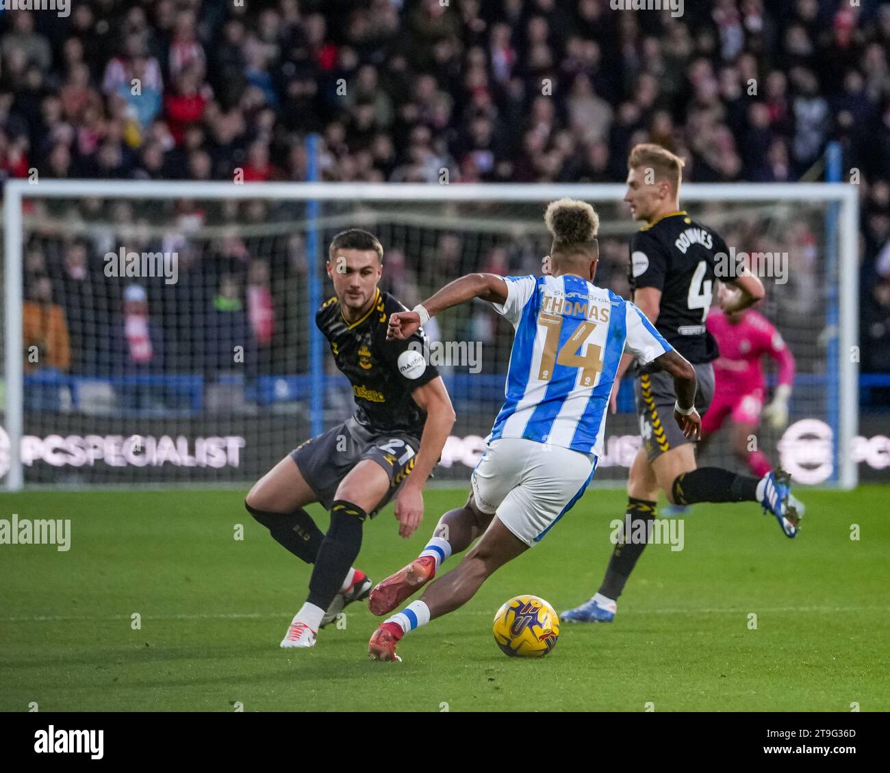 HUDDERSFIELD, REGNO UNITO. 25 novembre 2023. Campionato EFL: Huddersfield Town contro Southampton FC. Sorba Thomas di Huddersfield Town fa una pausa. Credit Paul B Whitehurst/Alamy Live News Foto Stock