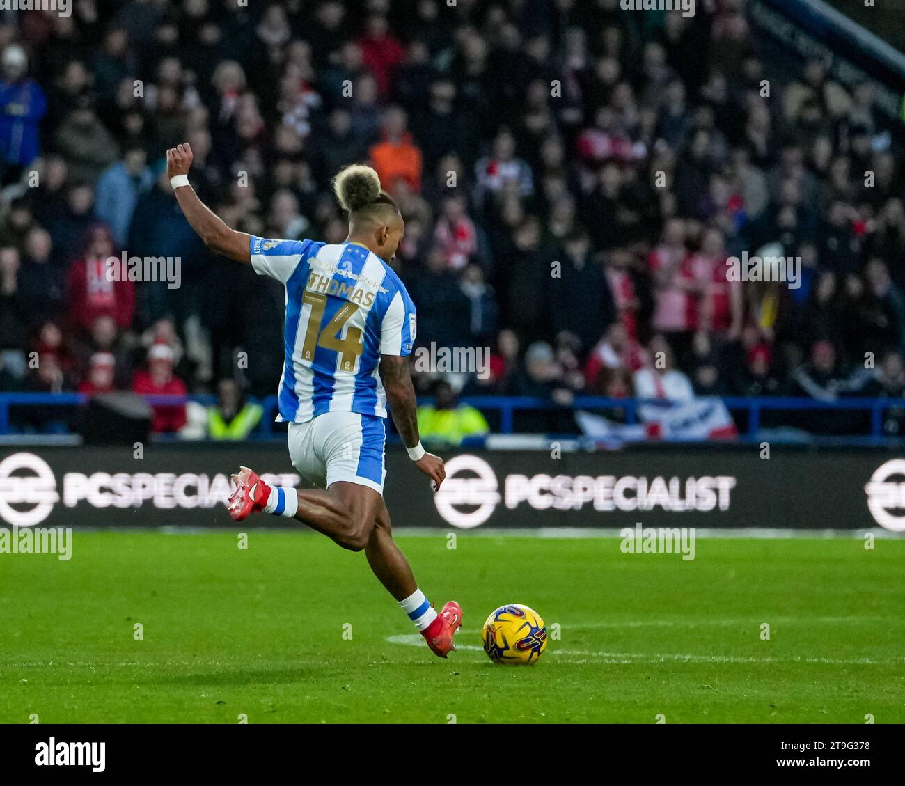 HUDDERSFIELD, REGNO UNITO. 25 novembre 2023. Campionato EFL: Huddersfield Town contro Southampton FC. Sorba Thomas di Huddersfield Town si prepara a sparare. Credit Paul B Whitehurst/Alamy Live News Foto Stock