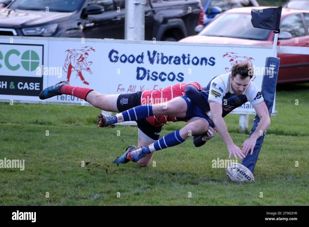 Musselburgh, Regno Unito. 25 novembre 2023. Scottish Premiership Rugby il 25 novembre 2023 al Musselburgh RFC, Stoneyhill Park. Musselburgh RFC vs Jedforest RFC tempo parziale 34-10 Robbie Shirra-Gibb (JedForest RFC) dirigendosi verso la linea Try è affrontata da Paul Cunningham (Musselburgh RFC) credito: Rob Gray/Alamy Live News Foto Stock