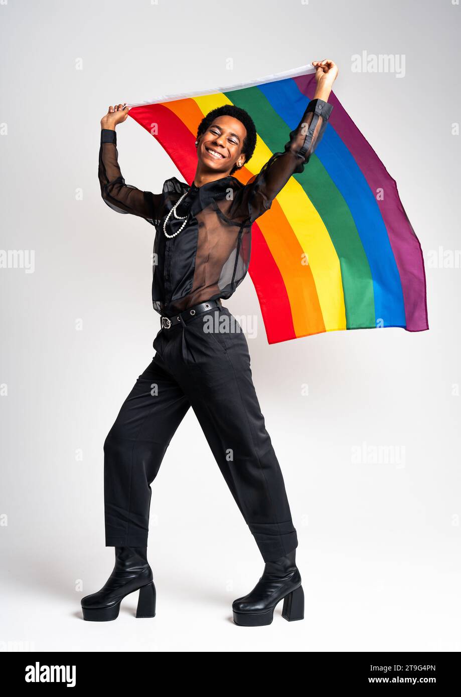 Uomo nero latino ispanico di genere fluido posa in studio con abbigliamento alla moda, concetti su LGBTQ, senza genere e diversità Foto Stock
