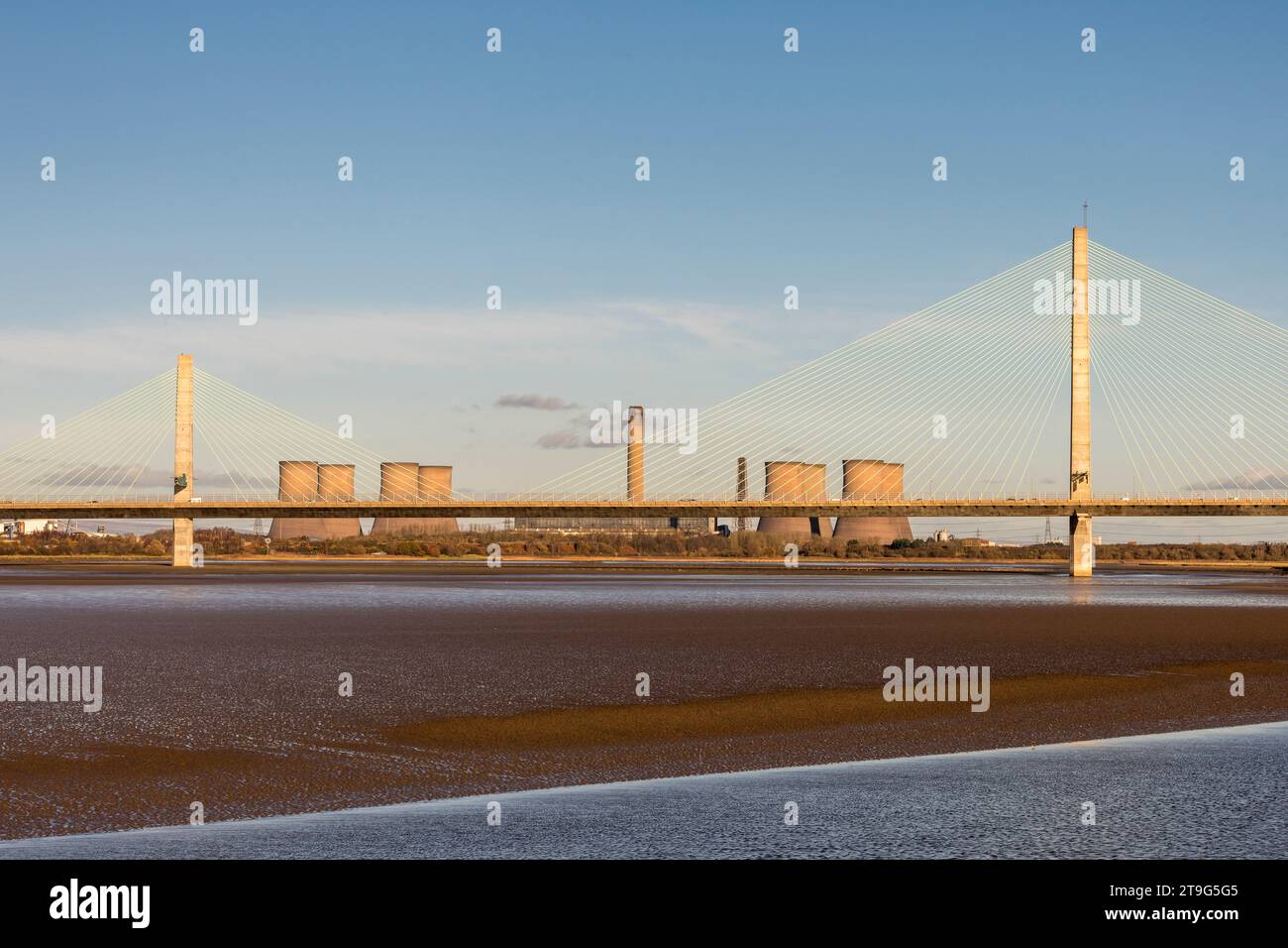La centrale elettrica a carbone dismessa a Fiddlers Ferry a Warrington, Cheshire, Regno Unito, vista oltre il Mersey Gateway Bridge. Le torri di raffreddamento settentrionali (a sinistra) furono demolite il 3 dicembre 2023 Foto Stock