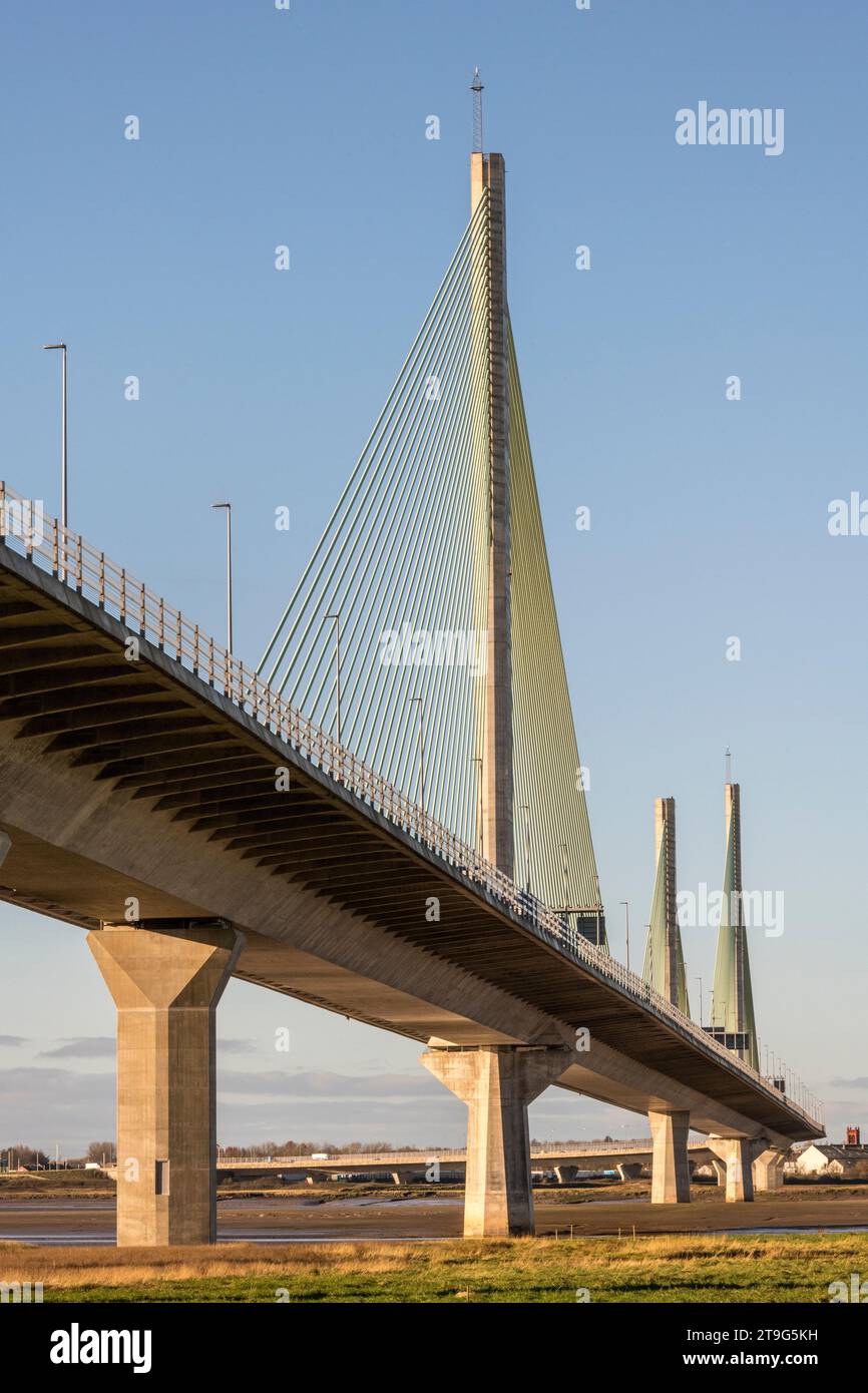 Il Mersey Gateway Bridge, che attraversa il fiume Mersey e il Manchester Ship Canal e collega le città di Runcorn e Widnes, entrambe nel Cheshire, Regno Unito. Ha aperto nel 2017 ed è di design strallato. Foto Stock