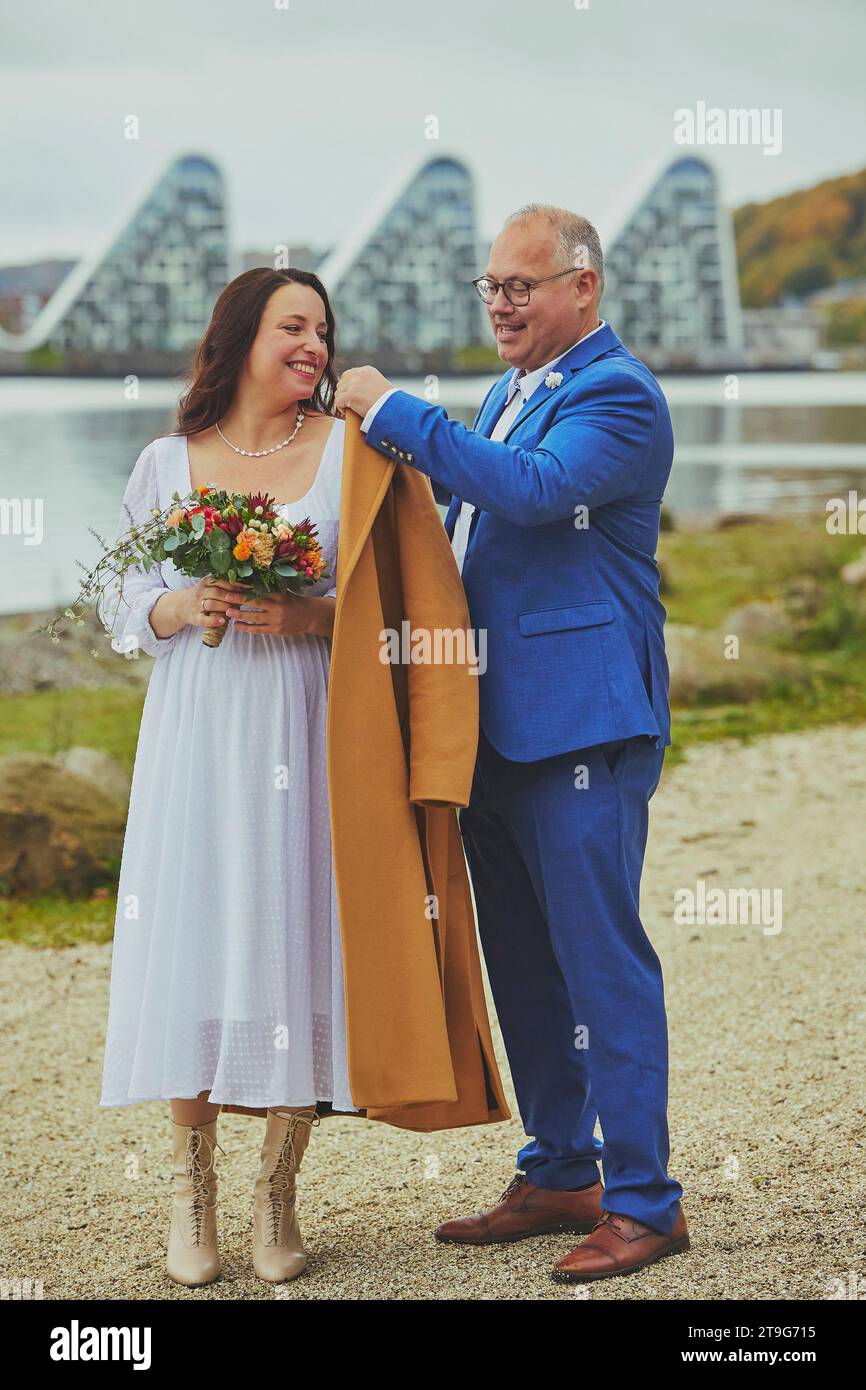 Vejle, Danimarca, 26 ottobre 2023: Coppia sposata in autunno Danimarca Foto Stock
