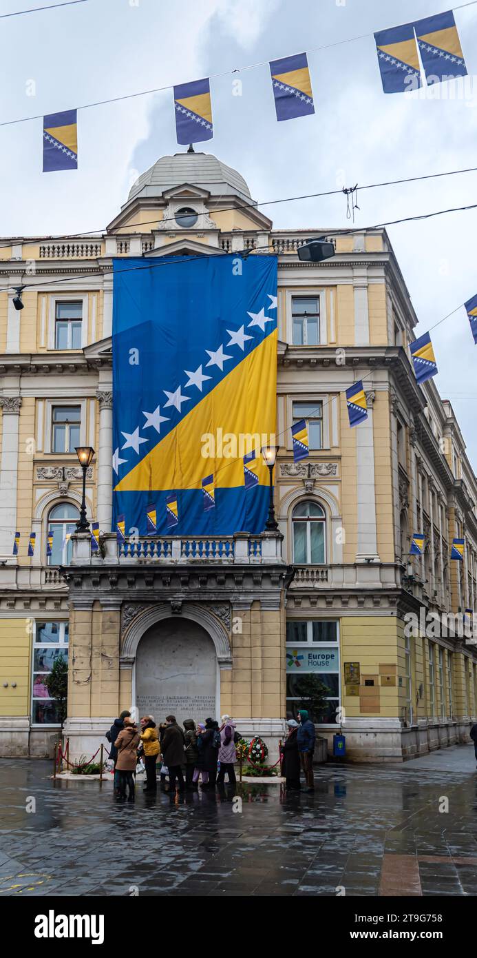 La Bosnia ed Erzegovina celebra la giornata dello stato con bandiere e ghirlande per le strade di Sarajevo Foto Stock