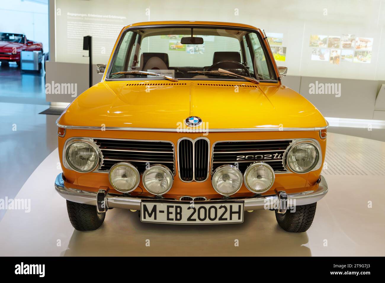 Monaco di Baviera, Germania - 07 26 2023: BMW Museum, auto BMW x3 veloce di lusso, esposizione automobilistica, auto d'epoca, parte anteriore della vettura, velocità di progettazione automobilistica Foto Stock