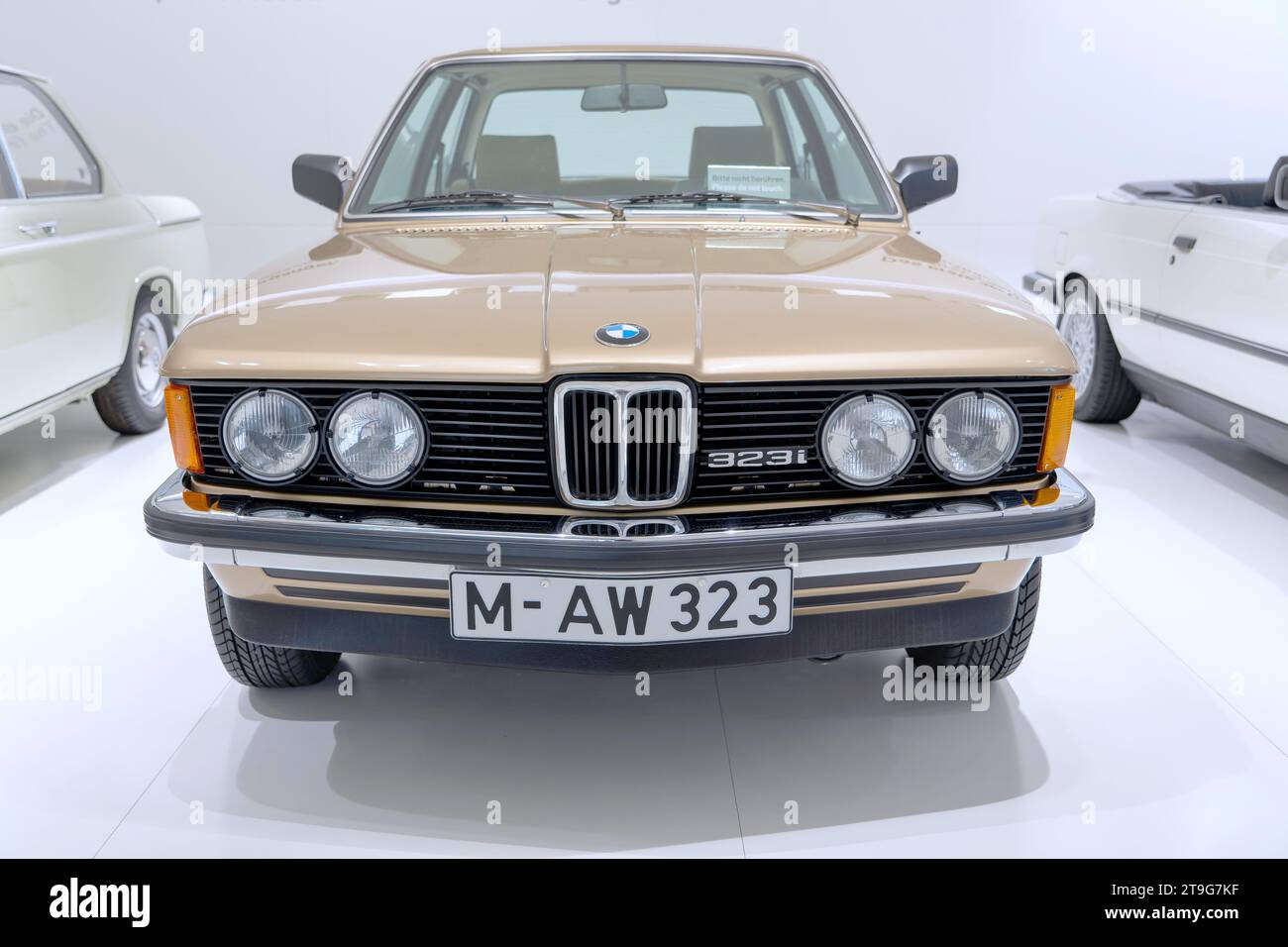 Monaco di Baviera, Germania - 07 26 2023: BMW Museum, auto BMW x3 veloce di lusso, esposizione automobilistica, auto d'epoca, parte anteriore della vettura, velocità di progettazione automobilistica Foto Stock