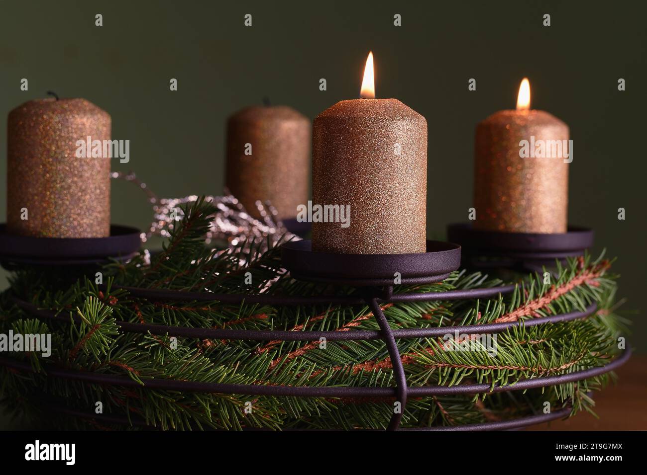 Corona dell'avvento con due candele dorate. (Foto CTK/Petr Malina) Foto Stock