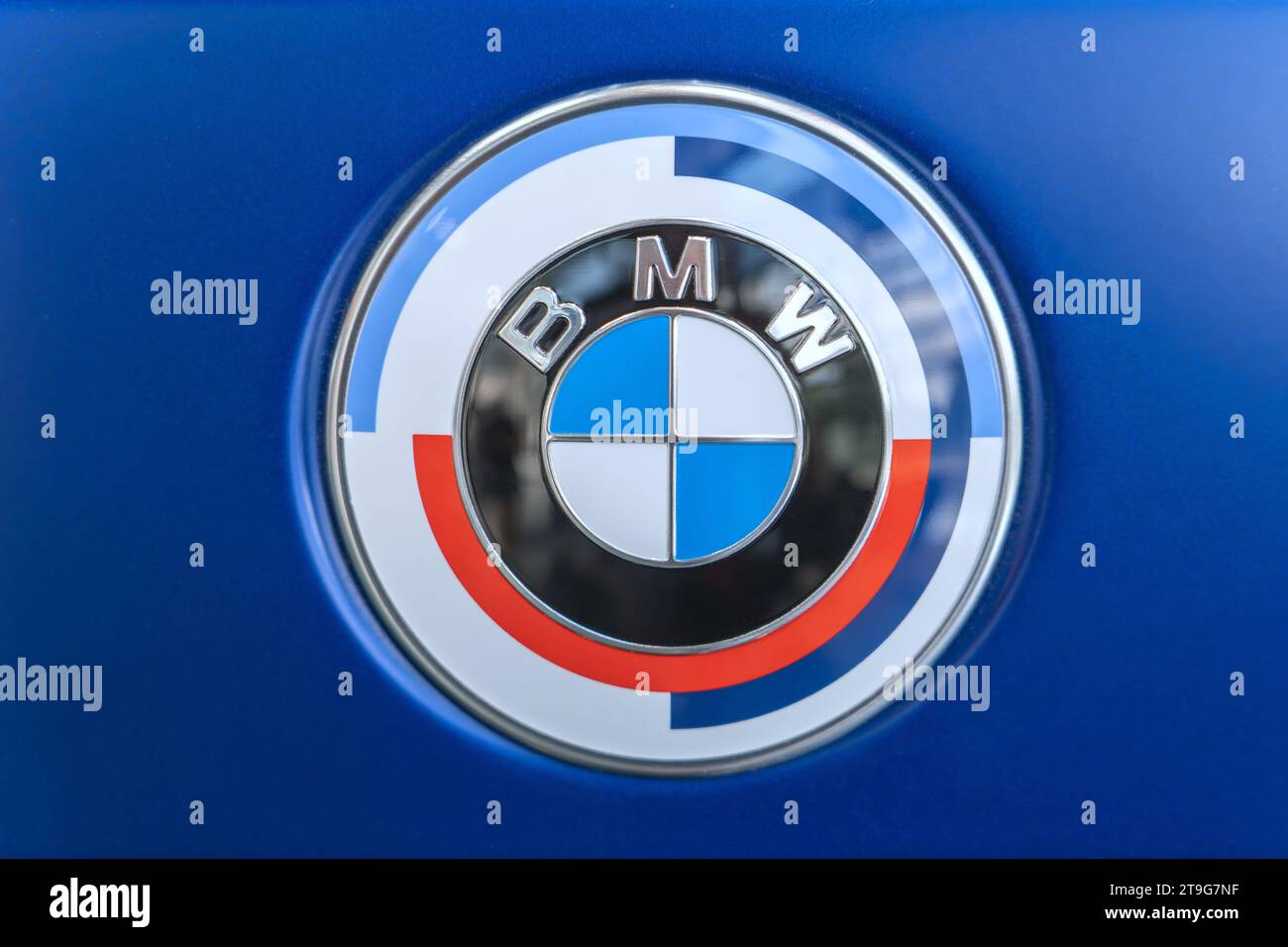 Linz, Germania - 07 26 2023: Museo BMW, auto BMW veloce di lusso, esposizione automobilistica, auto d'epoca, retro della vettura, design automobilistico, velocità e via Foto Stock