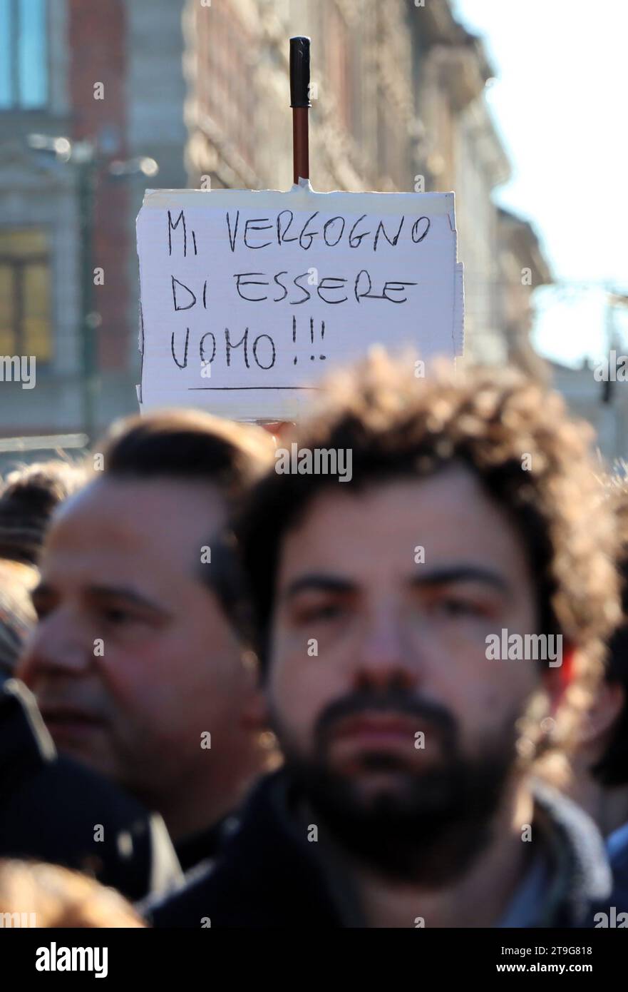 I cartelli sono dedicati alla violenza delle donne nella giornata internazionale per l'eliminazione della violenza contro le donne Foto Stock
