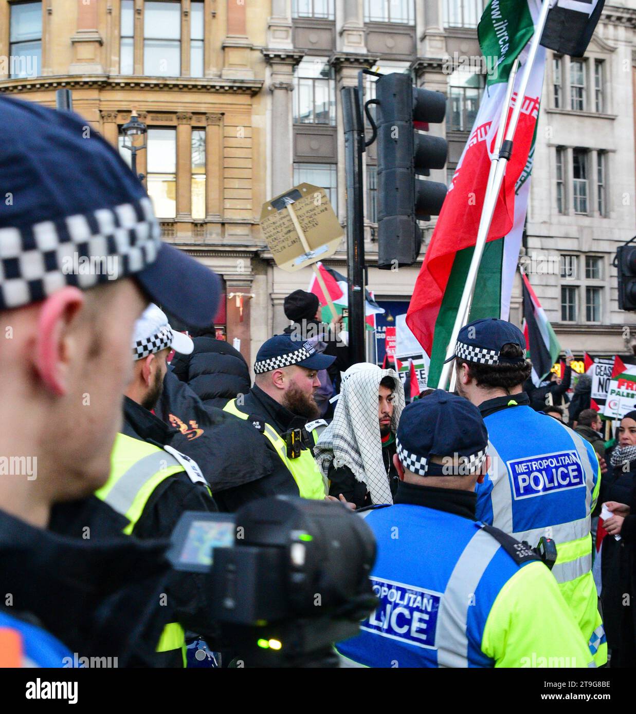 Londra, Regno Unito. 25 novembre 2023. La polizia ha preso d'assalto una folla durante una demo pro Palestina a Londra. Secondo gli osservatori legali, l'arresto era dovuto al fatto che l'uomo aveva una bandiera iraniana in mostra. Crediti: graham mitchell/Alamy Live News Foto Stock