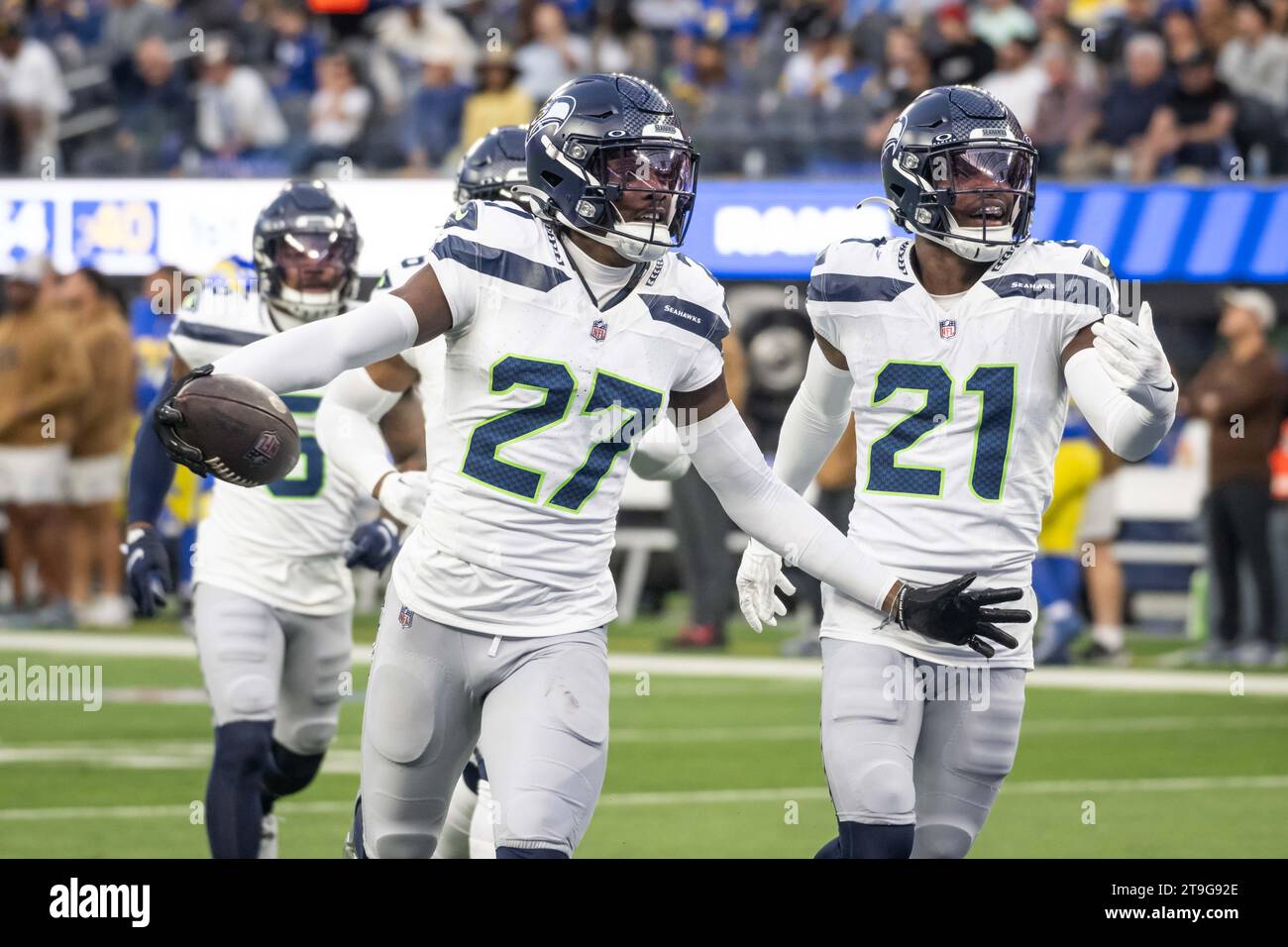 Il cornerback dei Seattle Seahawks Riq Woolen (27) celebra un intercetto durante una partita di football NFL contro i Los Angeles Rams. I Rams sconfissero i Seahawks 17-16 domenica 15 ottobre 2023 a Inglewood, California (ed Ruvalcaba/Image of Sport) Foto Stock