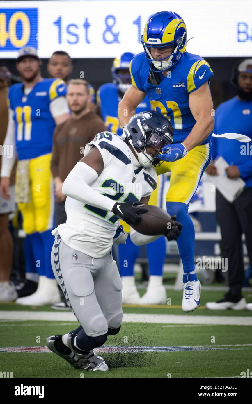 Il cornerback dei Seattle Seahawks Riq Woolen (27) ricevette un intercetto durante una gara di football NFL contro i Los Angeles Rams. I Rams sconfissero i Seahawks 17-16 domenica 15 ottobre 2023 a Inglewood, California (ed Ruvalcaba/Image of Sport) Foto Stock