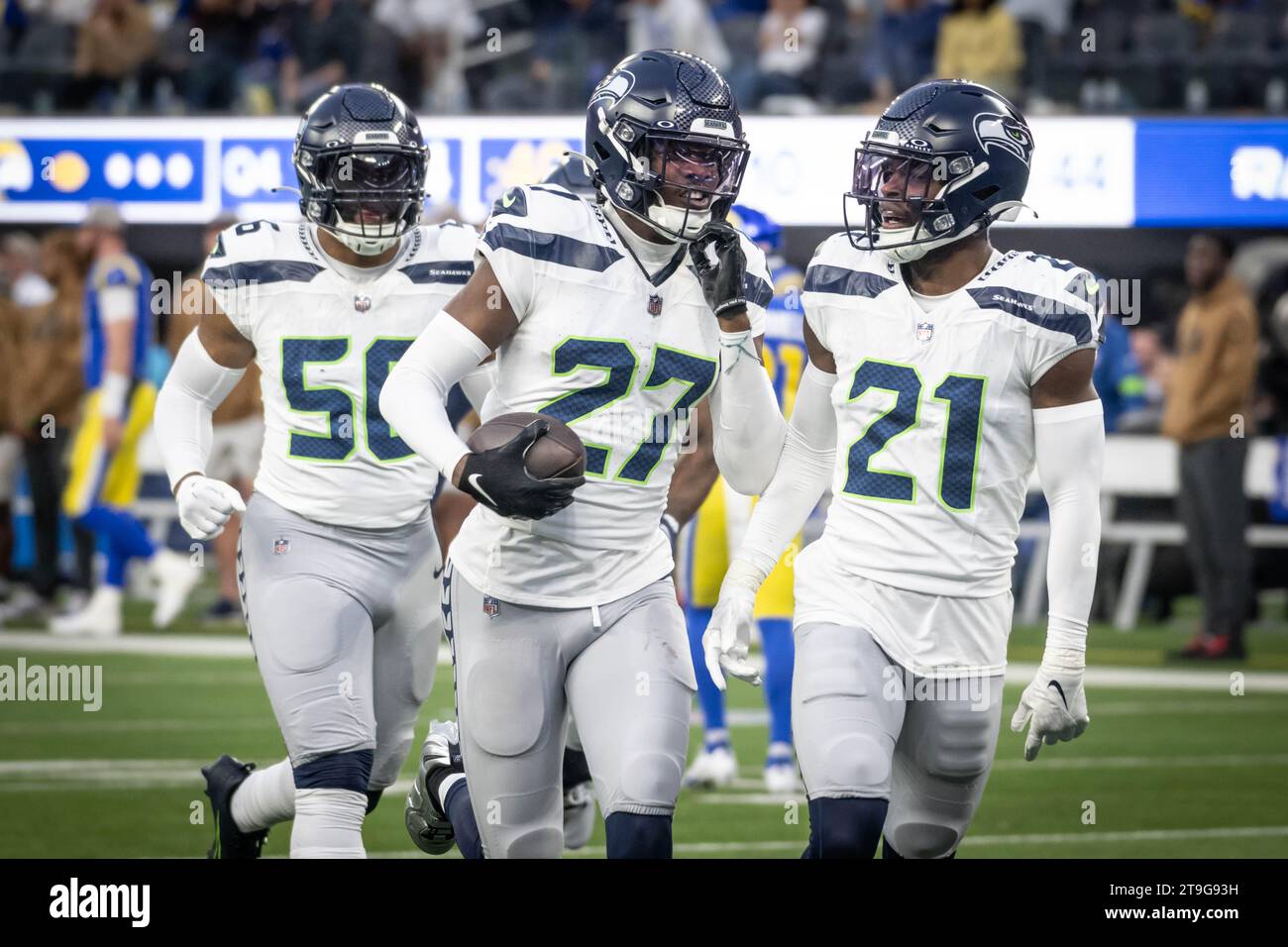 Il cornerback dei Seattle Seahawks Riq Woolen (27) celebra un intercetto durante una partita di football NFL contro i Los Angeles Rams. I Rams sconfissero i Seahawks 17-16 domenica 15 ottobre 2023 a Inglewood, California (ed Ruvalcaba/Image of Sport) Foto Stock