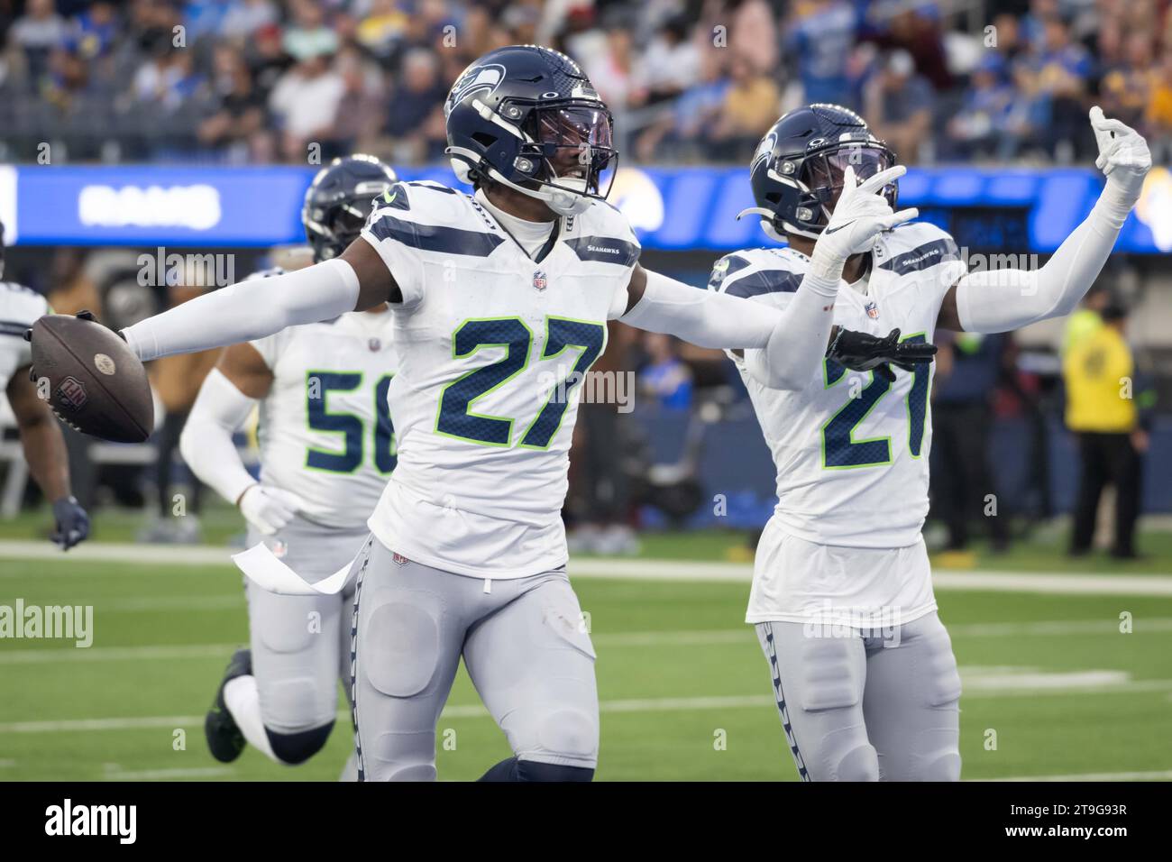 Il cornerback dei Seattle Seahawks Riq Woolen (27) celebra un intercetto durante una partita di football NFL contro i Los Angeles Rams. I Rams sconfissero i Seahawks 17-16 domenica 15 ottobre 2023 a Inglewood, California (ed Ruvalcaba/Image of Sport) Foto Stock