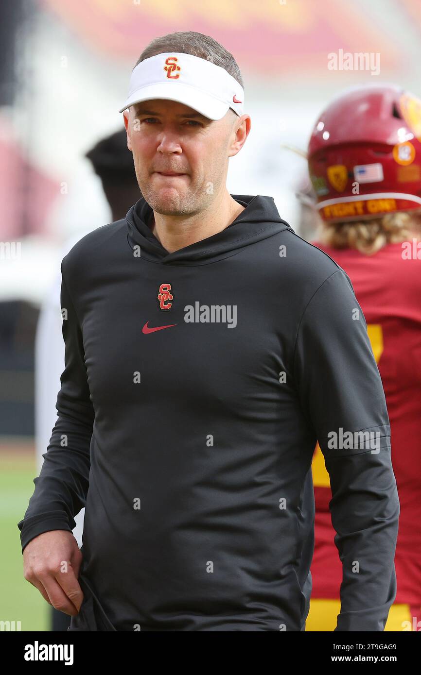 L'allenatore degli USC Trojans Lincoln Riley prima di una partita di football NCAA contro gli UCLA Bruins, sabato 18 novembre 2023, a Los Angeles. UCLA ha sconfitto USC 38-20. (Kevin Terrell/immagine dello sport) Foto Stock