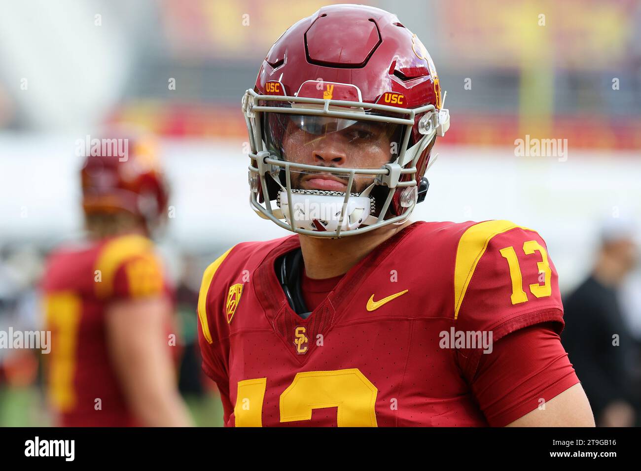 Il quarterback degli USC Trojans Caleb Williams (13) guarda i riscaldamenti pre-partita prima di una partita di NCAA Football contro gli UCLA Bruins, sabato 18 novembre 2023, a Los Angeles. UCLA ha sconfitto USC 38-20. (Kevin Terrell/immagine dello sport) Foto Stock