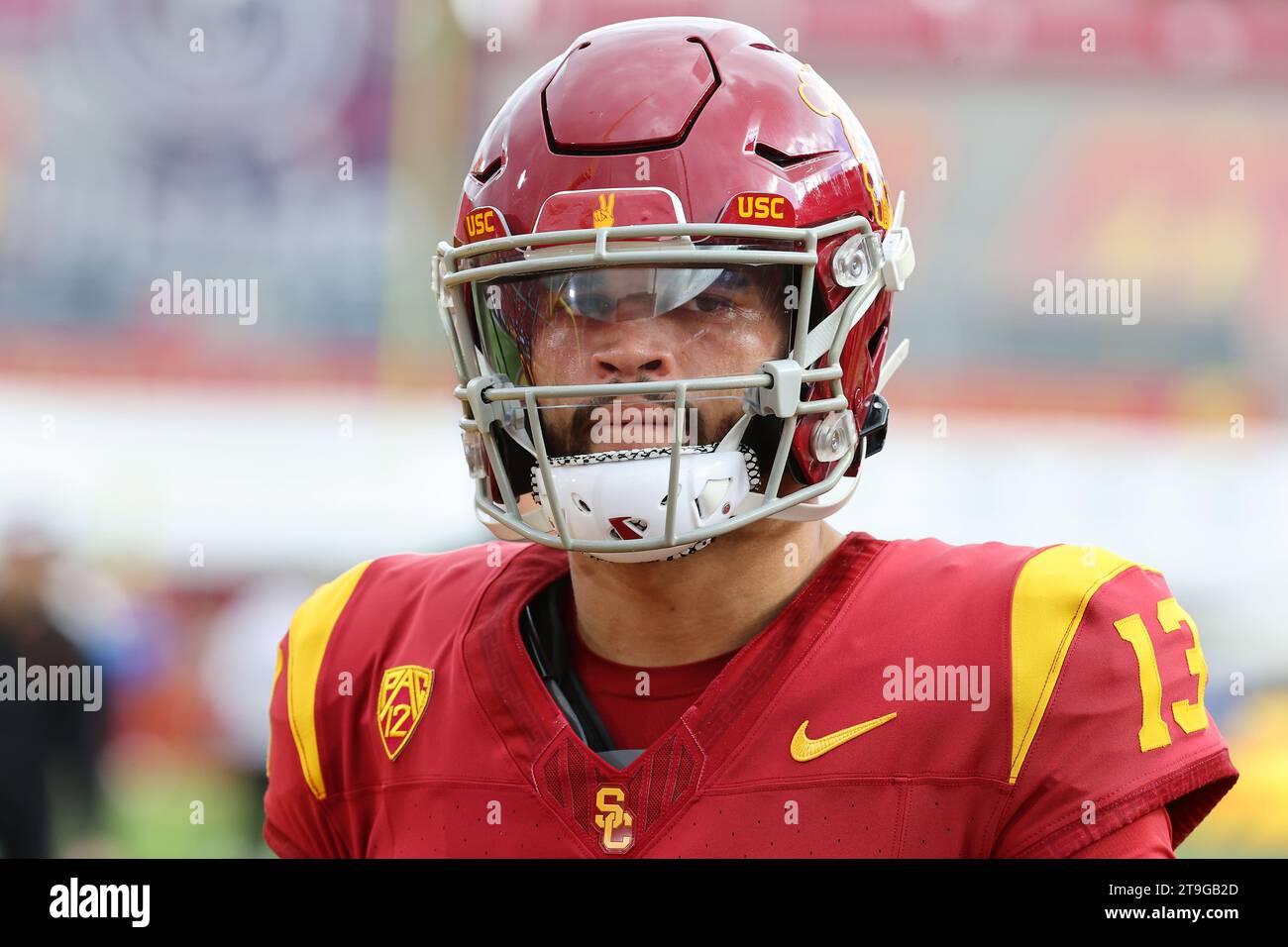 Il quarterback degli USC Trojans Caleb Williams (13) guarda i riscaldamenti pre-partita prima di una partita di NCAA Football contro gli UCLA Bruins, sabato 18 novembre 2023, a Los Angeles. UCLA ha sconfitto USC 38-20. (Kevin Terrell/immagine dello sport) Foto Stock