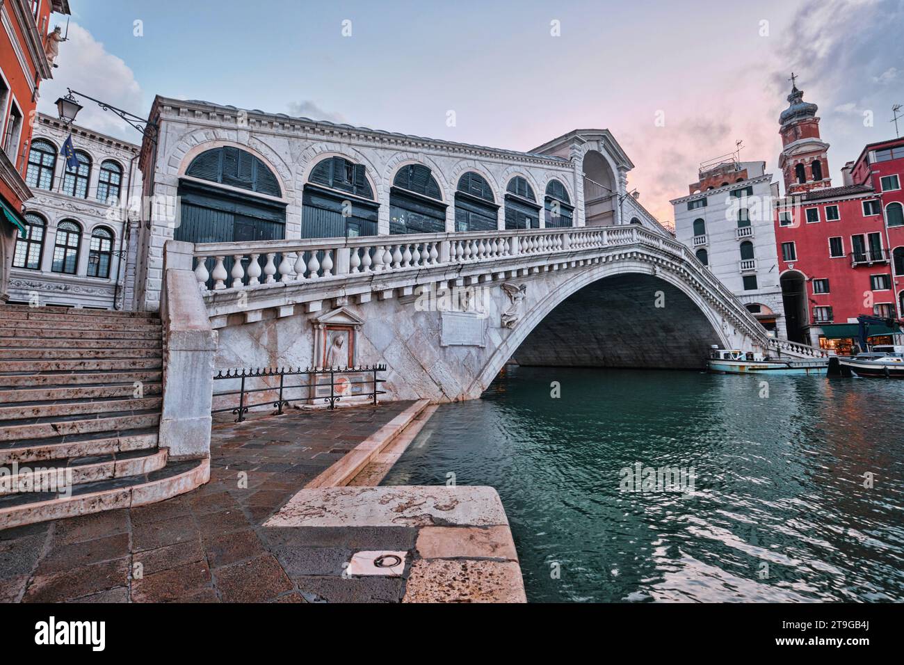 Venezia, Italia - 9 novembre 2023: Ponte di Rialto sul Canal grande Foto Stock