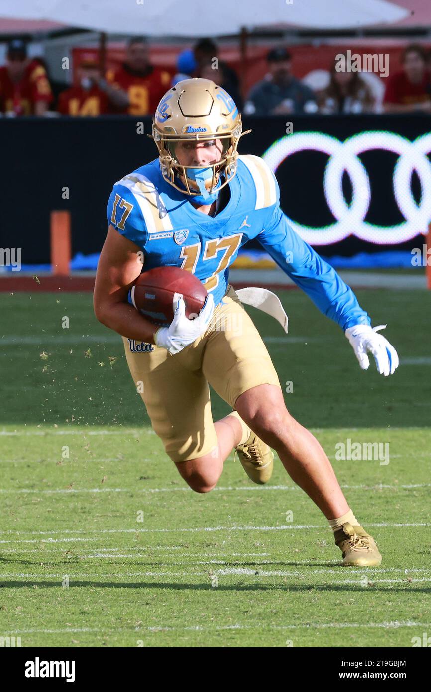 Il wide receiver degli UCLA Bruins Logan Loya (17) corre con una ricezione durante una partita di football NCAA contro gli USC Trojans, sabato 18 novembre 2023, a Los Angeles. UCLA ha sconfitto USC 38-20. (Kevin Terrell/immagine dello sport) Foto Stock