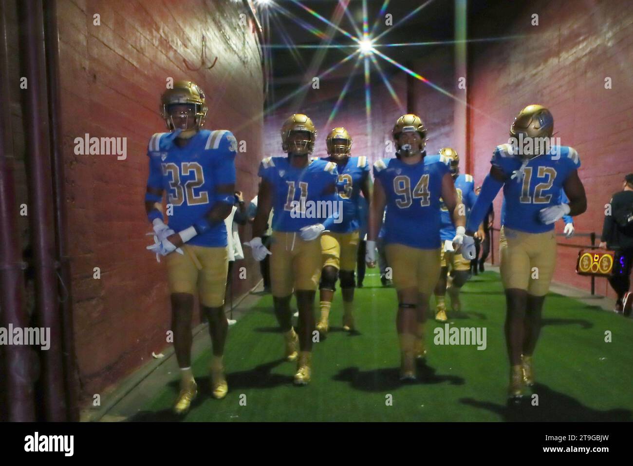 Giocatori degli UCLA Bruins nel tunnel prima di una partita di football NCAA contro gli USC Trojans, sabato 18 novembre 2023, a Los Angeles. UCLA ha sconfitto USC 38-20. (Kevin Terrell/immagine dello sport) Foto Stock