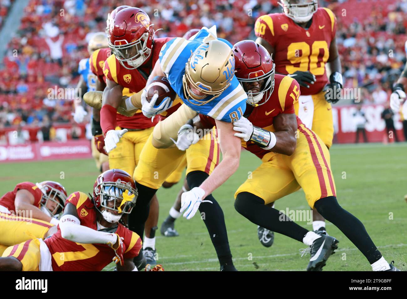 Il tight end UCLA Bruins Hudson Habermehl (81) viene colpito dalla safety degli USC Trojans Anthony Beavers Jr. (15) mentre si tuffa nella end zone per segnare durante una partita di football NCAA, sabato 18 novembre 2023, a Los Angeles. UCLA ha sconfitto USC 38-20. (Kevin Terrell/immagine dello sport) Foto Stock