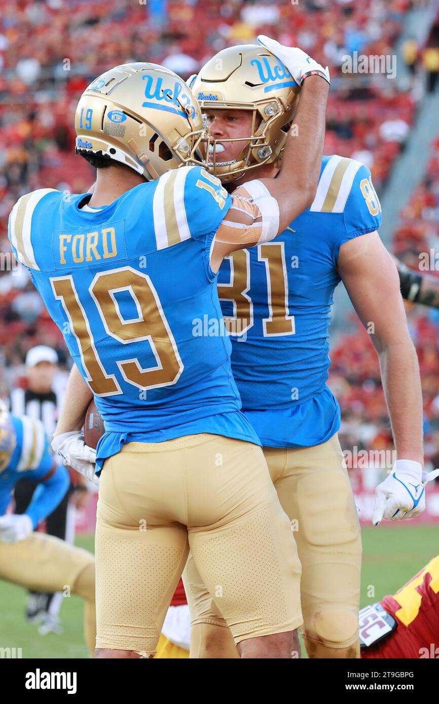 Il tight end UCLA Bruins Hudson Habermehl (81) è congratulato con il wide receiver Kyle Ford (19) dopo aver segnato durante una partita di football NCAA contro gli USC Trojans, sabato 18 novembre 2023, a Los Angeles. UCLA ha sconfitto USC 38-20. (Kevin Terrell/immagine dello sport) Foto Stock