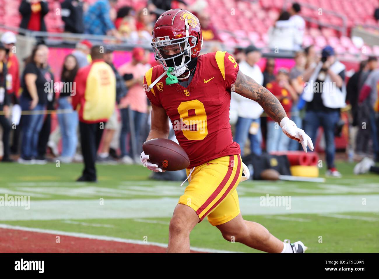 Il wide receiver degli USC Trojans Michael Jackson (9) riceve un passaggio prima di una partita di football NCAA contro gli UCLA Bruins, sabato 18 novembre 2023, a Los Angeles. UCLA ha sconfitto USC 38-20. (Kevin Terrell/immagine dello sport) Foto Stock