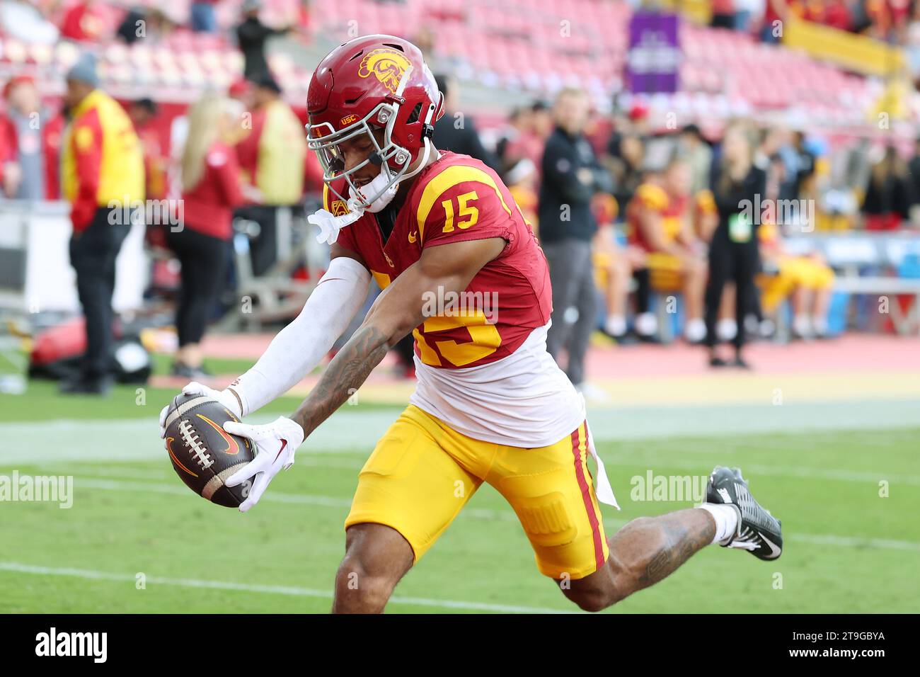 Il wide receiver degli USC Trojans Dorian Singer (15) riceve un passaggio prima di una partita di football NCAA contro gli UCLA Bruins, sabato 18 novembre 2023, a Los Angeles. UCLA ha sconfitto USC 38-20. (Kevin Terrell/immagine dello sport) Foto Stock