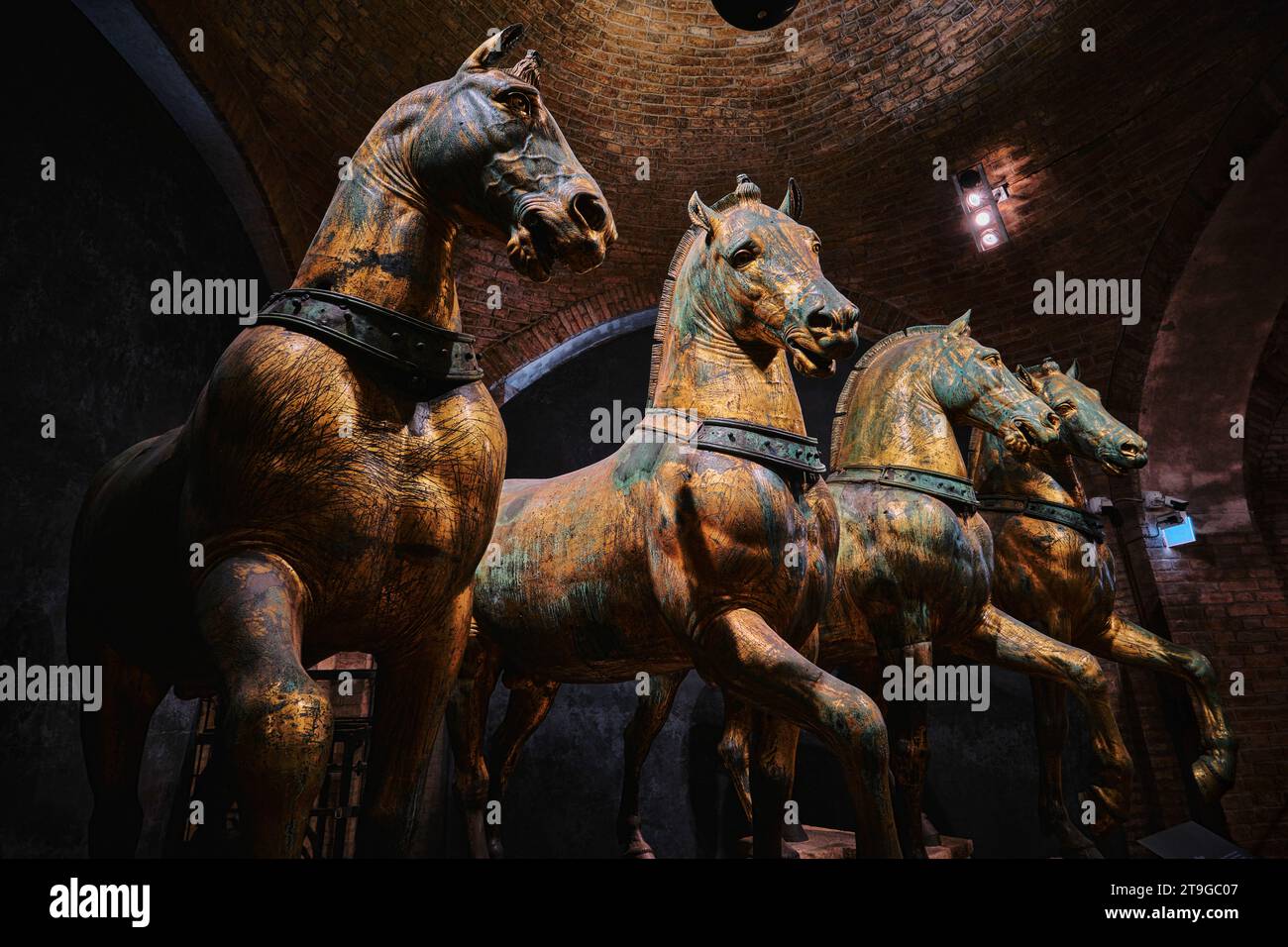 Venezia, Italia - 9 novembre 2023: Antichi cavalli di bronzo all'interno della Basilica di San Marco. Preso da Costantinopoli nella quarta crociata. Esposto a San ma Foto Stock
