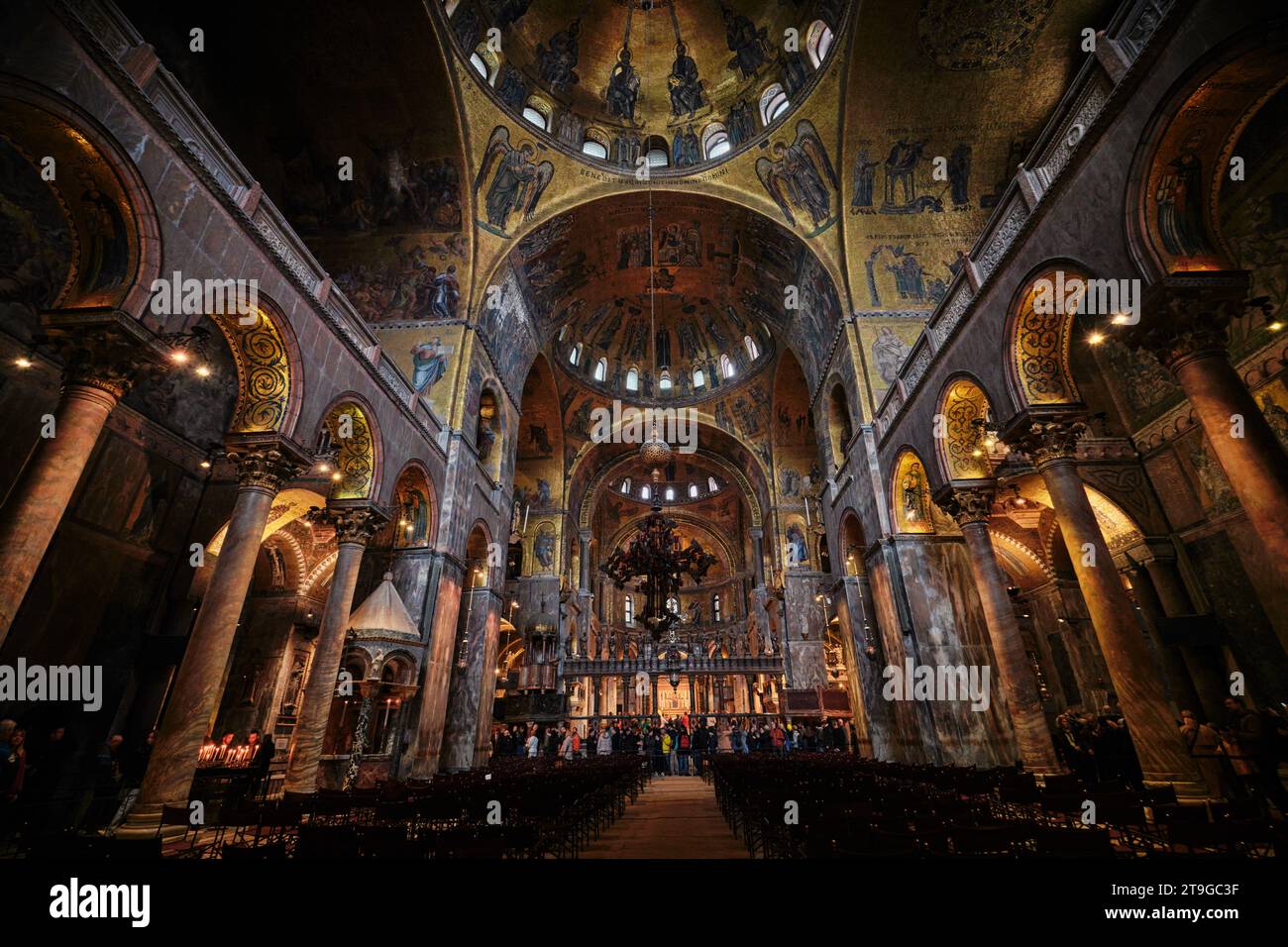 Venezia, Italia - 9 novembre 2023: Vista interna della Basilica di San Marco con mosaici dorati coperti in Piazza San Marco Foto Stock