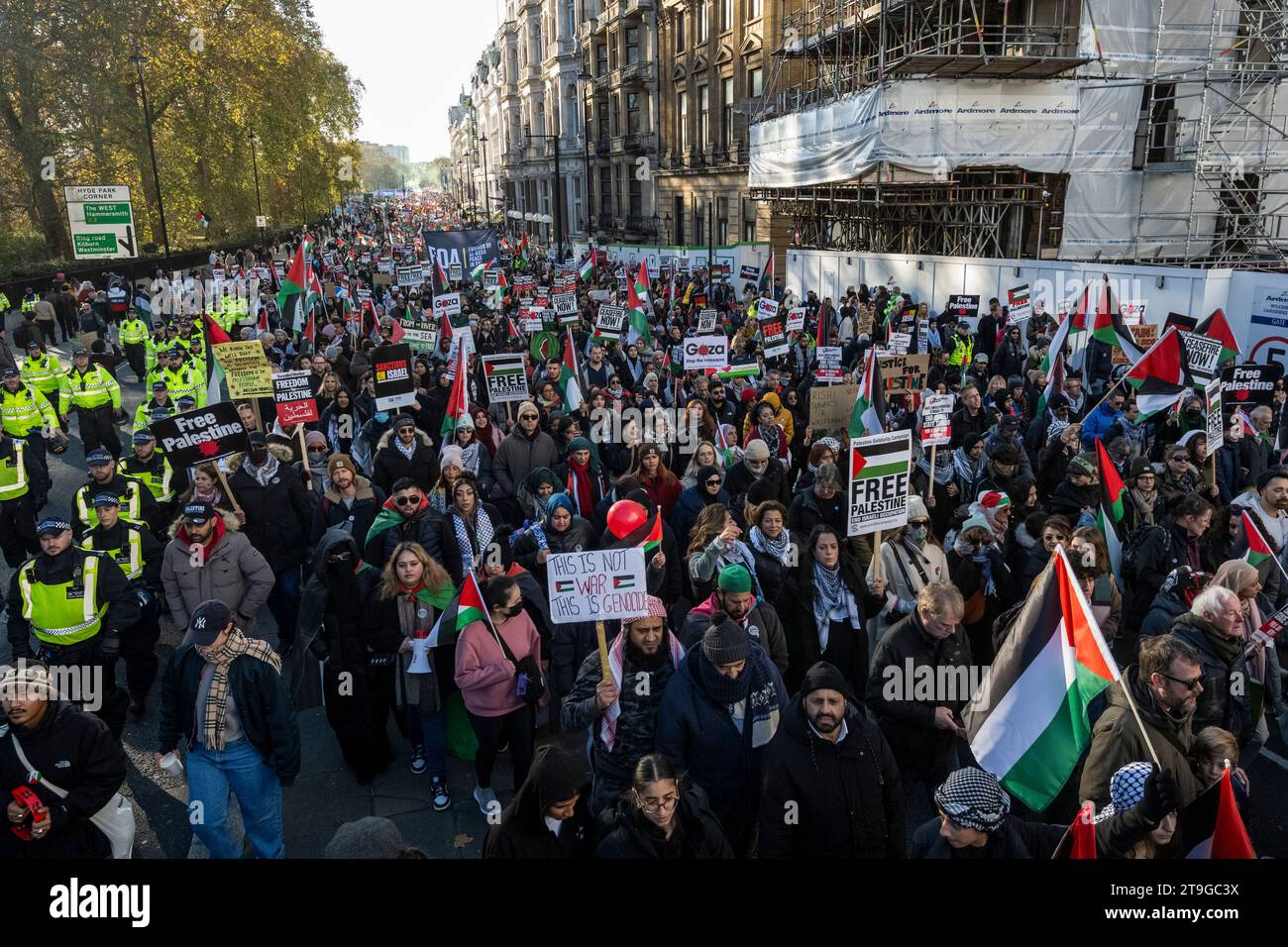 Londra, Regno Unito. 25 novembre 2023. Persone a Piccadilly durante una marcia per la Palestina, da Park Lane a Piazza del Parlamento, in solidarietà con il popolo palestinese e per chiedere un cessate il fuoco continuo nella guerra di Israele di Hamas iniziata con l’attacco di Hamas su Israele il 7 ottobre. Il giorno precedente è iniziato un cessate il fuoco temporaneo che ha permesso a un certo numero di ostaggi israeliani di essere rilasciati da Hamas in cambio di prigionieri palestinesi. Crediti: Stephen Chung / Alamy Live News Foto Stock