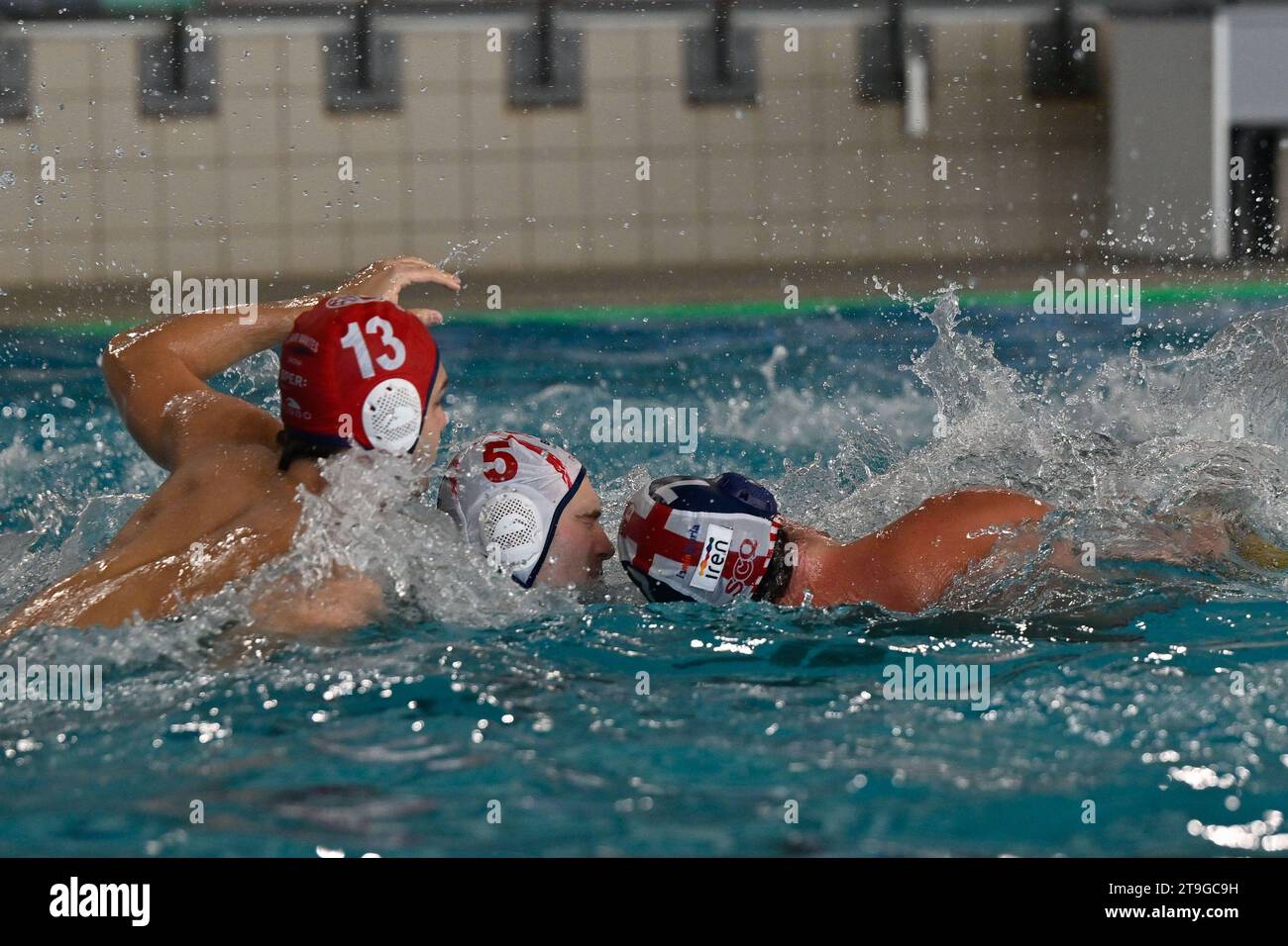 Savona, Italia. 25 novembre 2023. Da Rold Nicolo' (Savona) - Marko Vavic (Savona) - Andrea fracas (Iren Genova Quinto) durante RN Savona vs Iren Genova Quinto, Waterpolo Italian serie A Match a Savona, Italia, novembre 25 2023 crediti: Agenzia fotografica indipendente/Alamy Live News Foto Stock