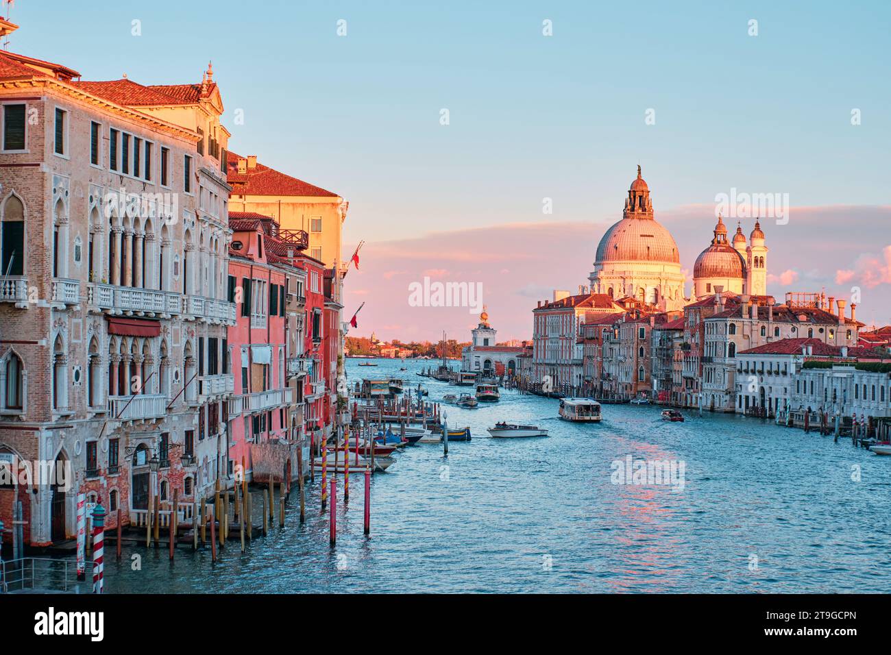 Venezia, Italia - 9 novembre 2023: Canal grande e la chiesa di San Simeone piccolo Foto Stock