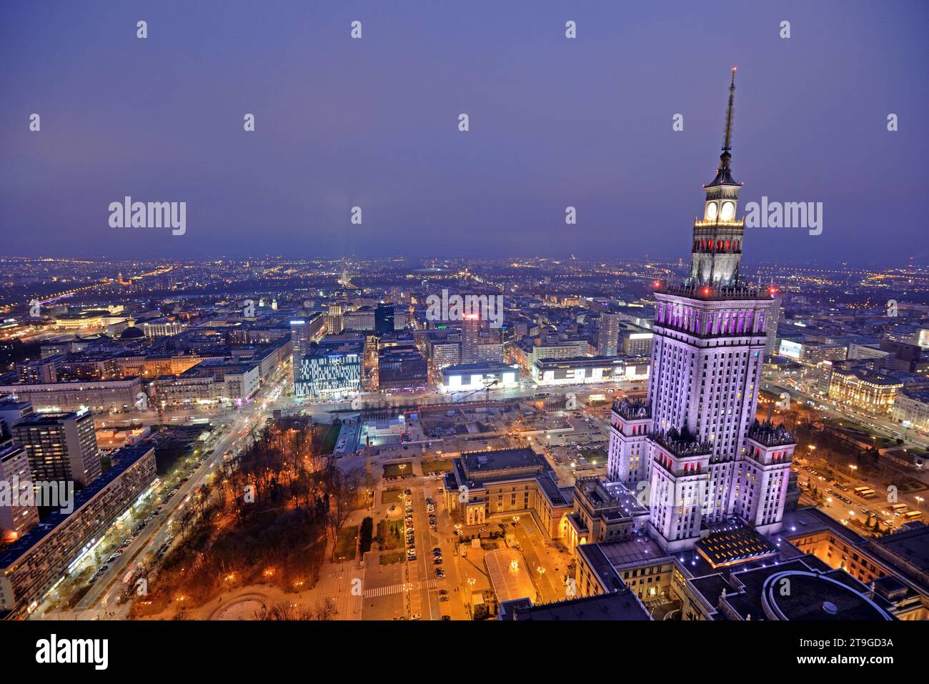 Palazzo della Cultura e della Scienza, Varsavia, Polonia - vista della città di notte. Foto Stock