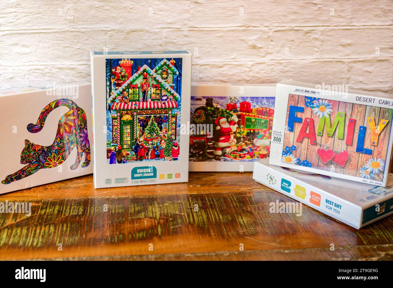 Berlino, Germania - 23 settembre 2023: Diverse scatole di puzzle in legno. Foto Stock