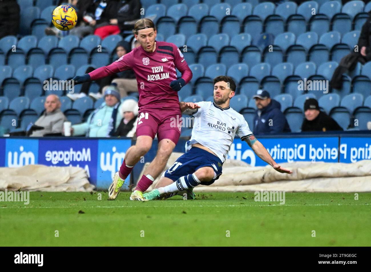 Deepdale, Preston, Regno Unito. 25 novembre 2023. EFL Championship Football, Preston North End contro Cardiff City; Josh Bowler del Cardiff City è affrontato credito: Action Plus Sports/Alamy Live News Foto Stock