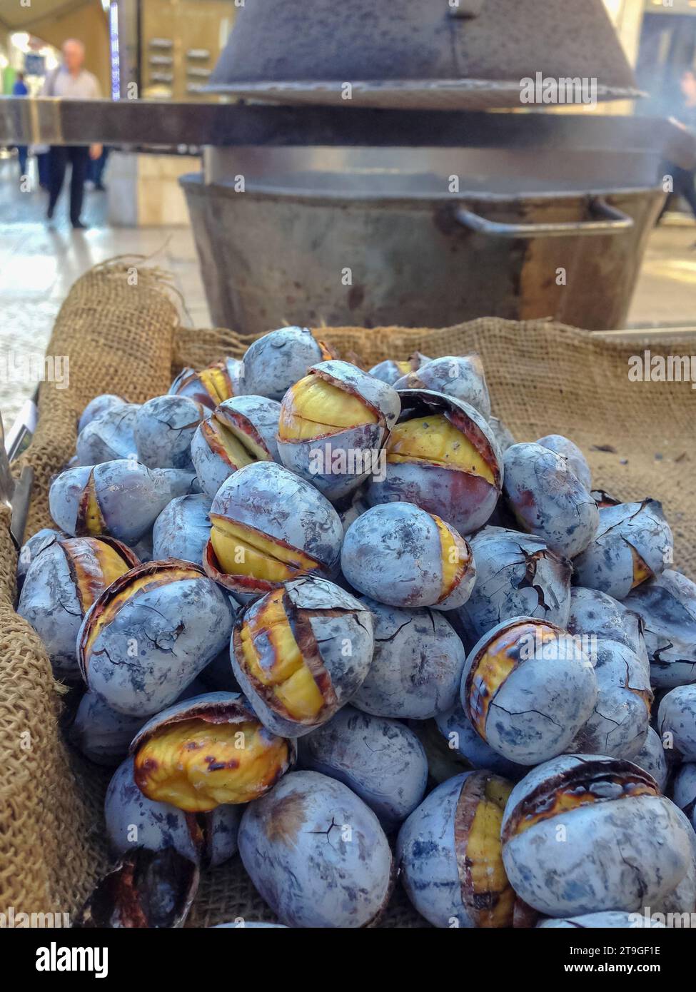 Castagne portoghesi arrostite, cibo di strada, Lisbona, Portogallo Foto Stock