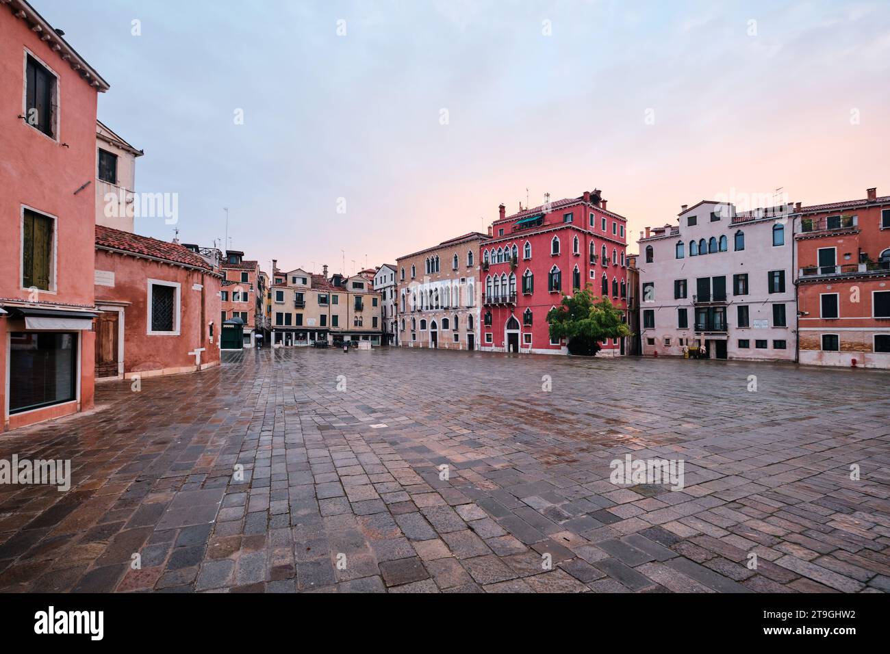 Venezia, Italia - 9 novembre 2023: Piazza vuota di campo Sant Angelo, noto anche come campo Sant Anzolo, che è una piazza nel sestiere di San Marco Foto Stock