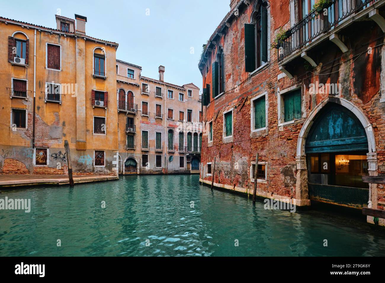 Venezia, Italia - 9 novembre 2023: Paesaggio urbano e canali di Venezia e colorata e antica architettura della città Foto Stock