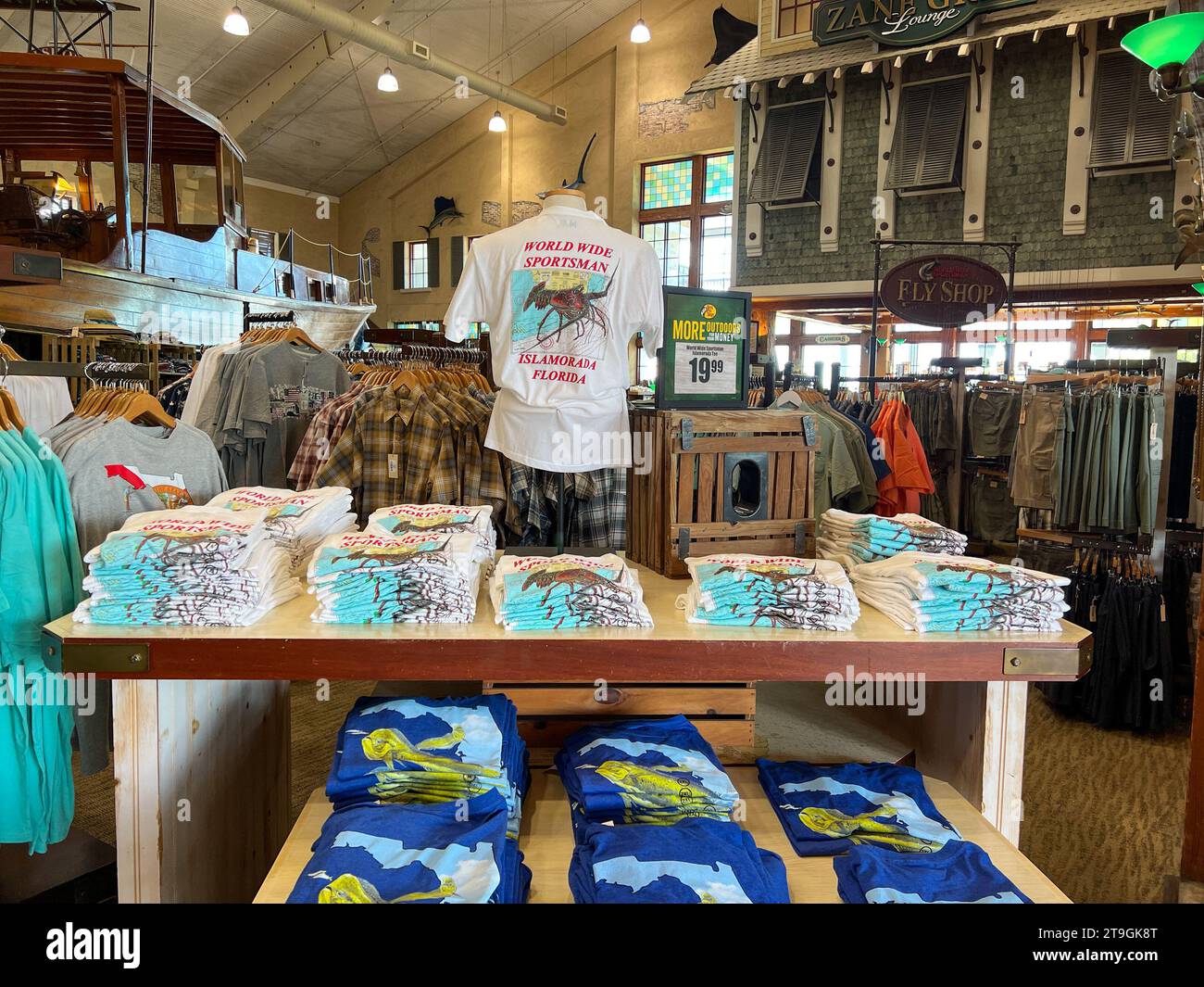 Islamorada, Florida USA - 22 agosto 2022: Una mostra di T-shirt in un Bass Pro Shop a Islamorada, Florida. Foto Stock